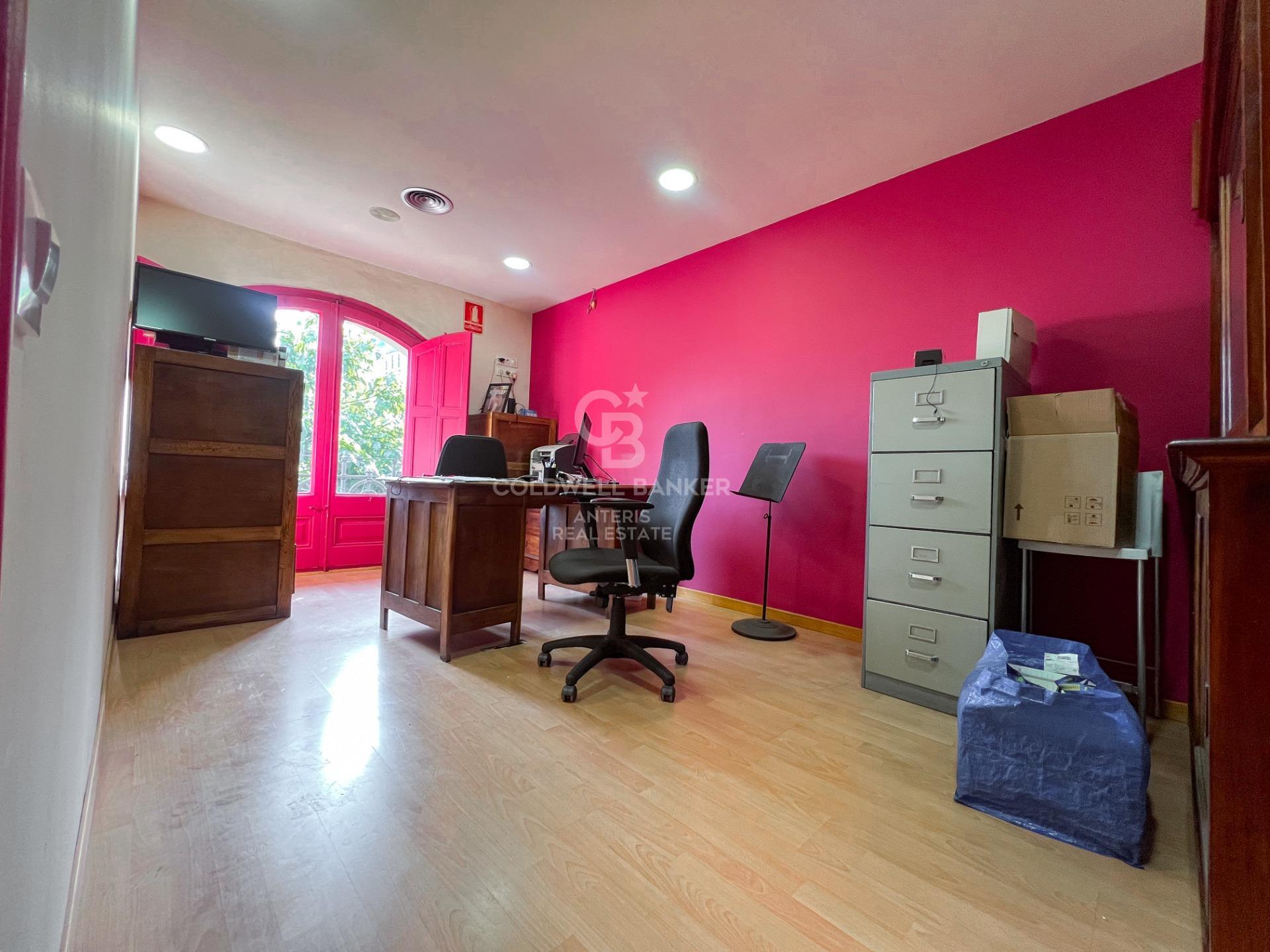 Amplio piso con potencial de reforma en finca regia