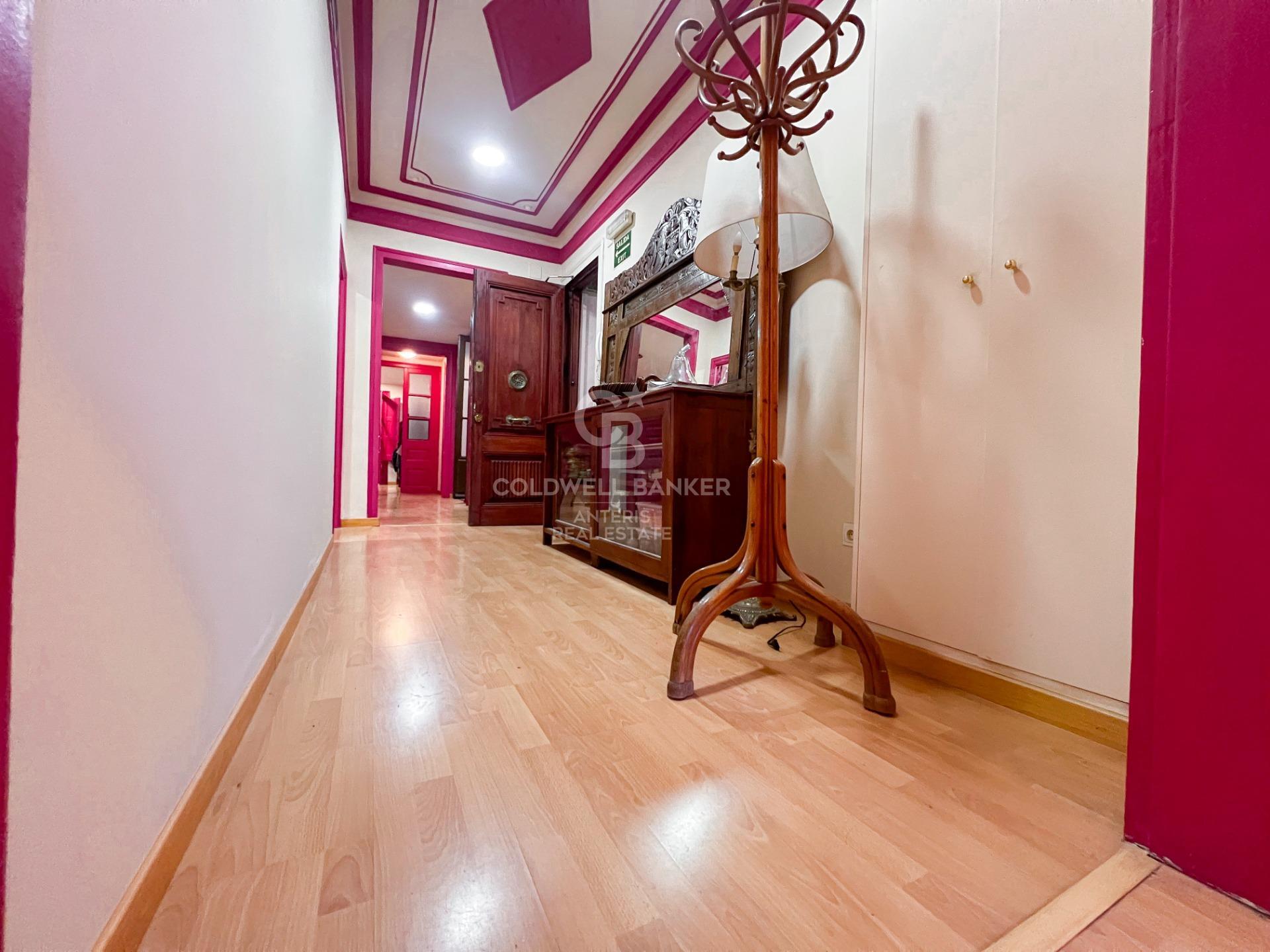 Amplio piso con potencial de reforma en finca regia