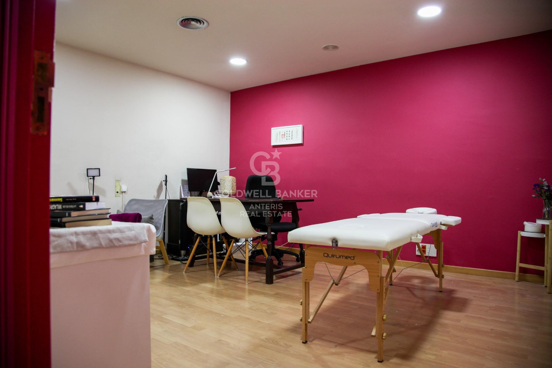 Amplio piso con potencial de reforma en finca regia