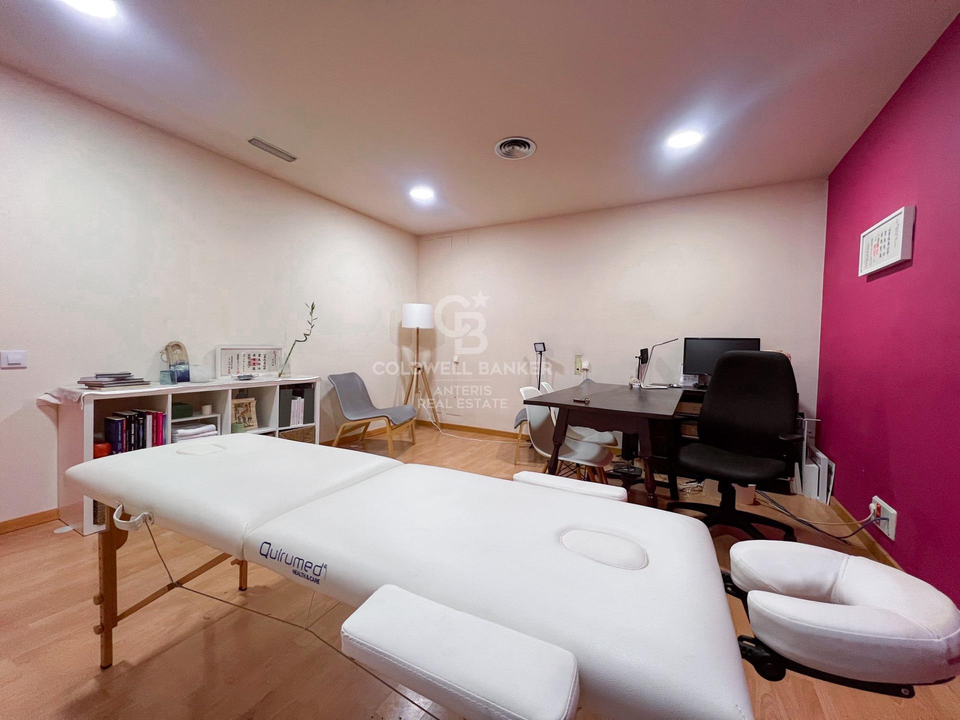 Amplio piso con potencial de reforma en finca regia