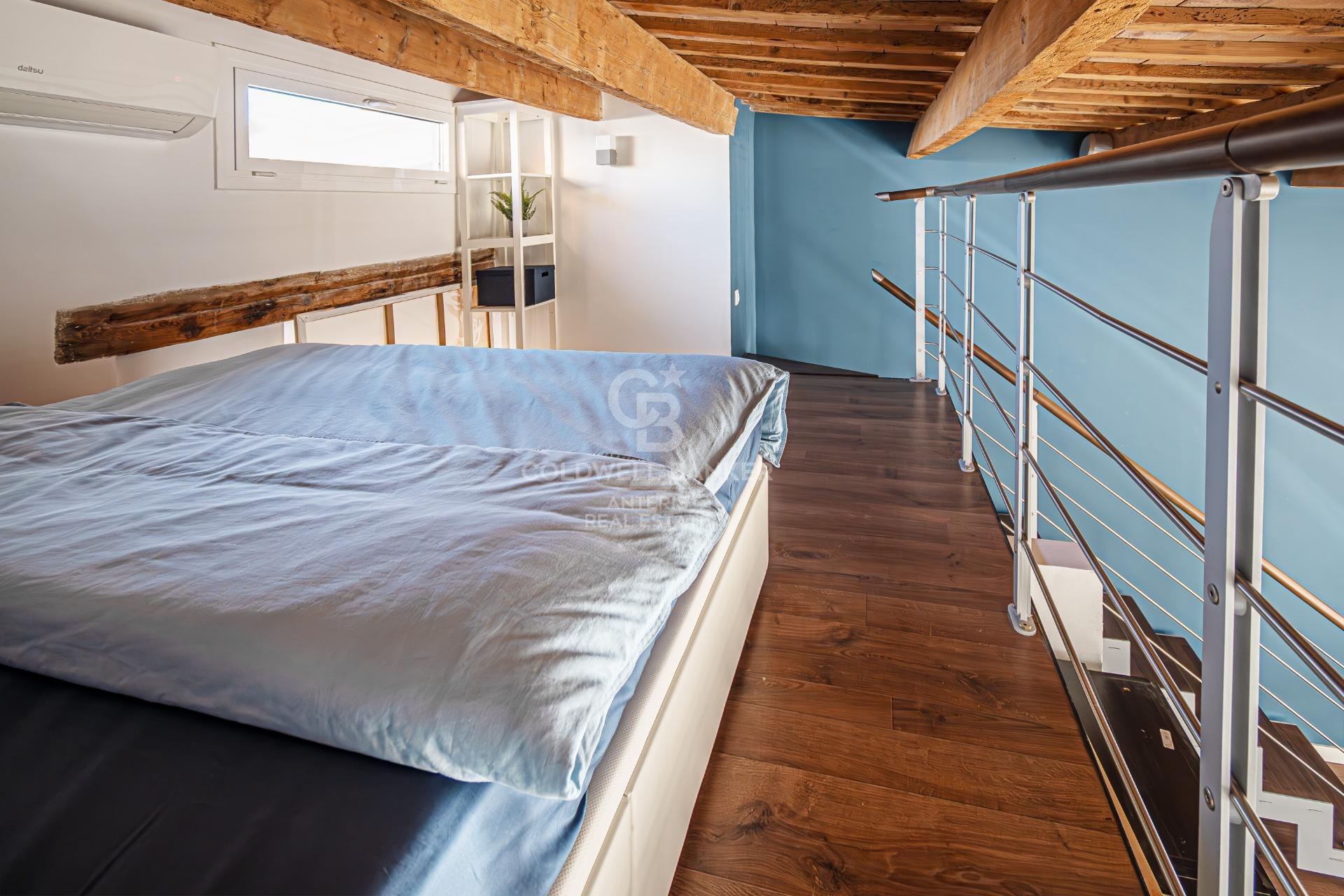 Wyjątkowe mieszkanie na poddaszu z prywatnym tarasem i nowoczesnym wystrojem