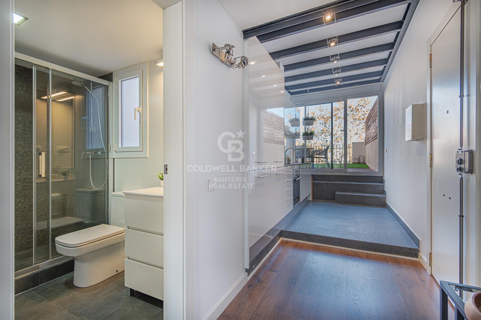 Wyjątkowe mieszkanie na poddaszu z prywatnym tarasem i nowoczesnym wystrojem