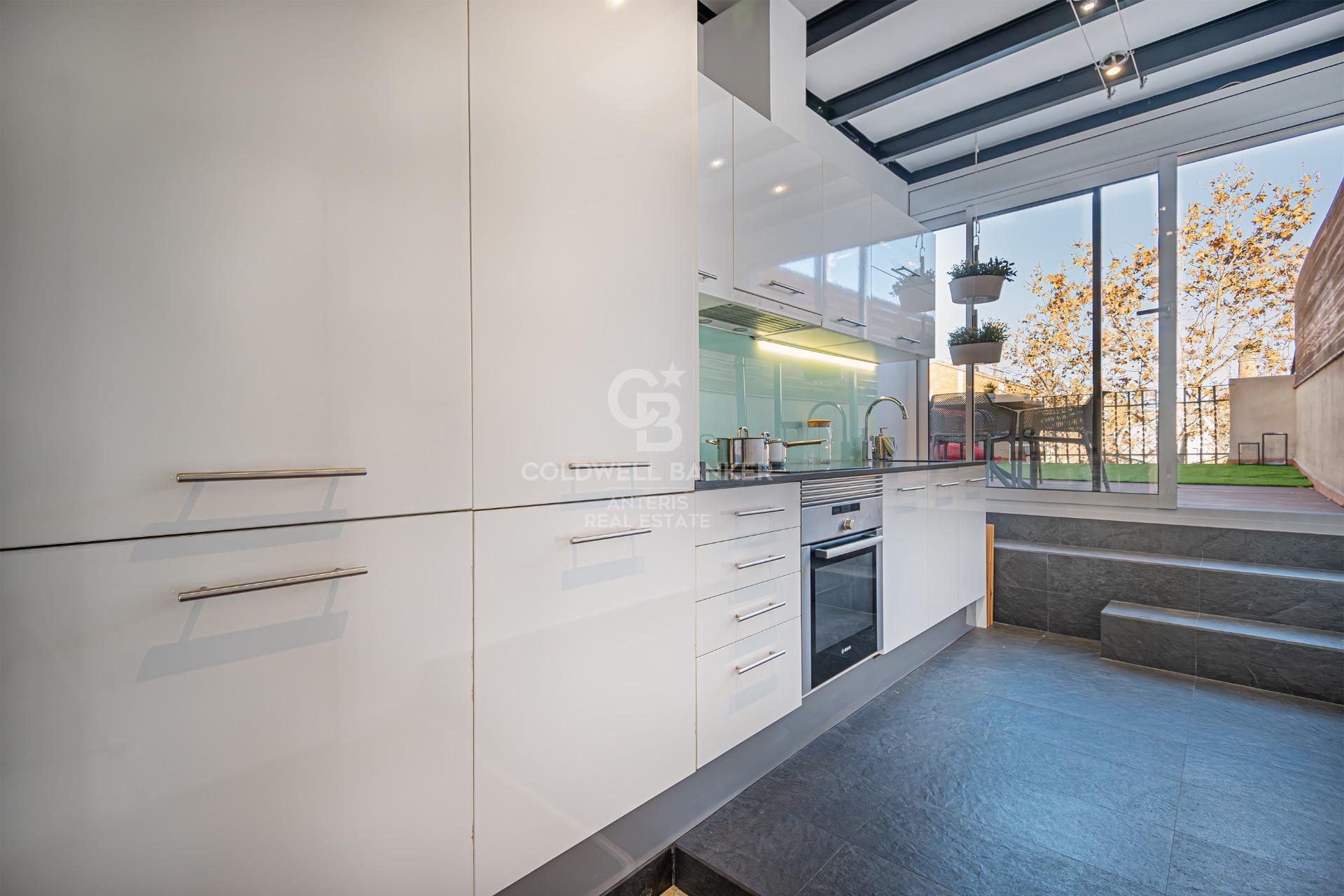 Wyjątkowe mieszkanie na poddaszu z prywatnym tarasem i nowoczesnym wystrojem