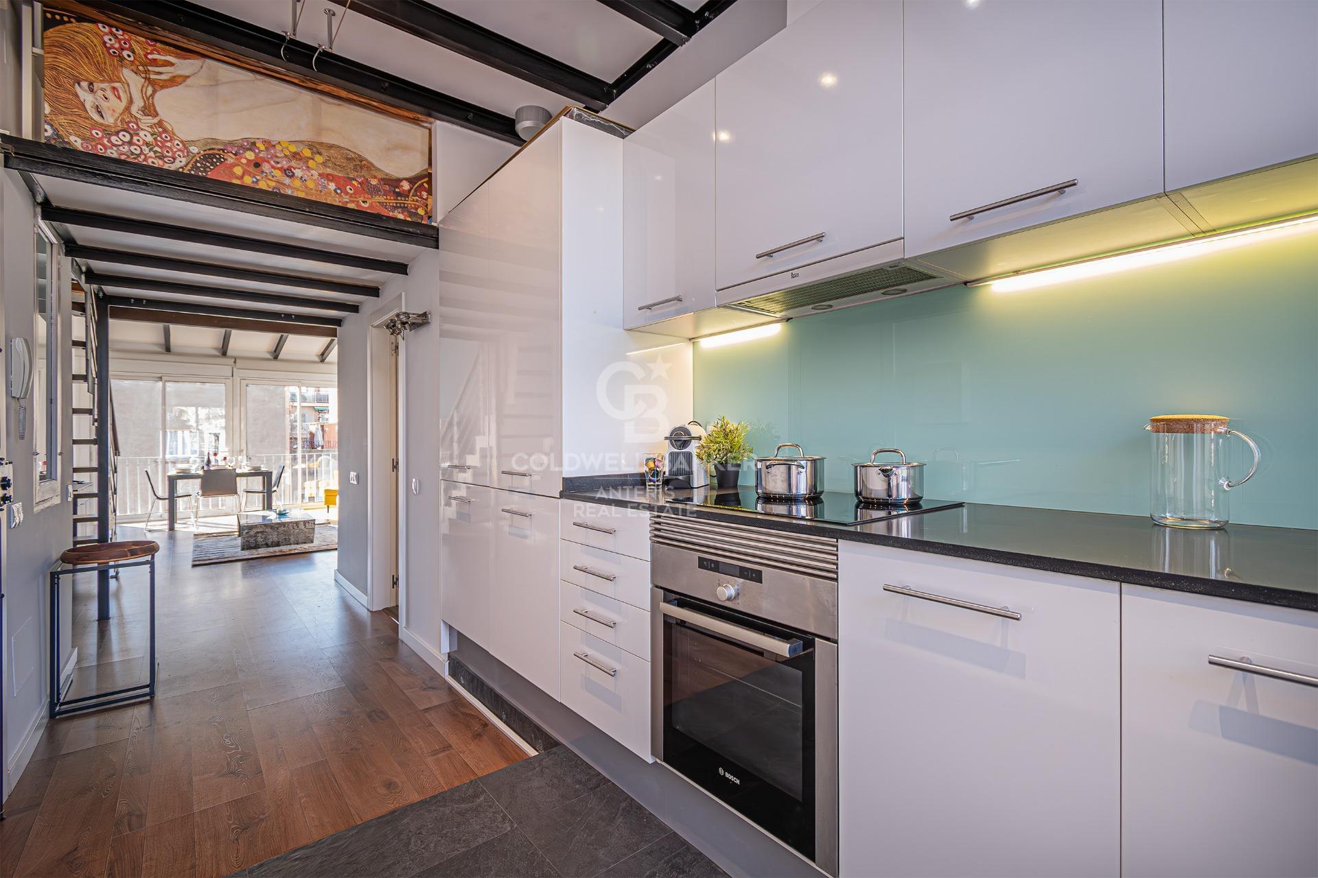 Wyjątkowe mieszkanie na poddaszu z prywatnym tarasem i nowoczesnym wystrojem