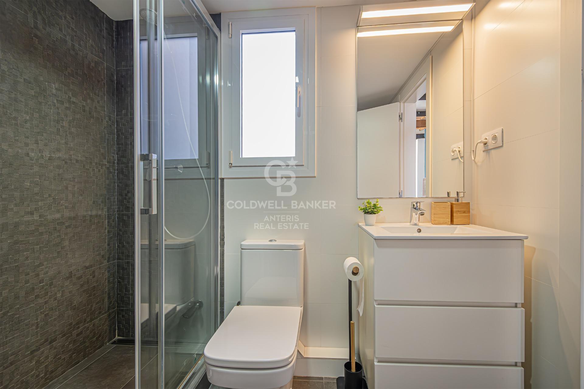 Wyjątkowe mieszkanie na poddaszu z prywatnym tarasem i nowoczesnym wystrojem