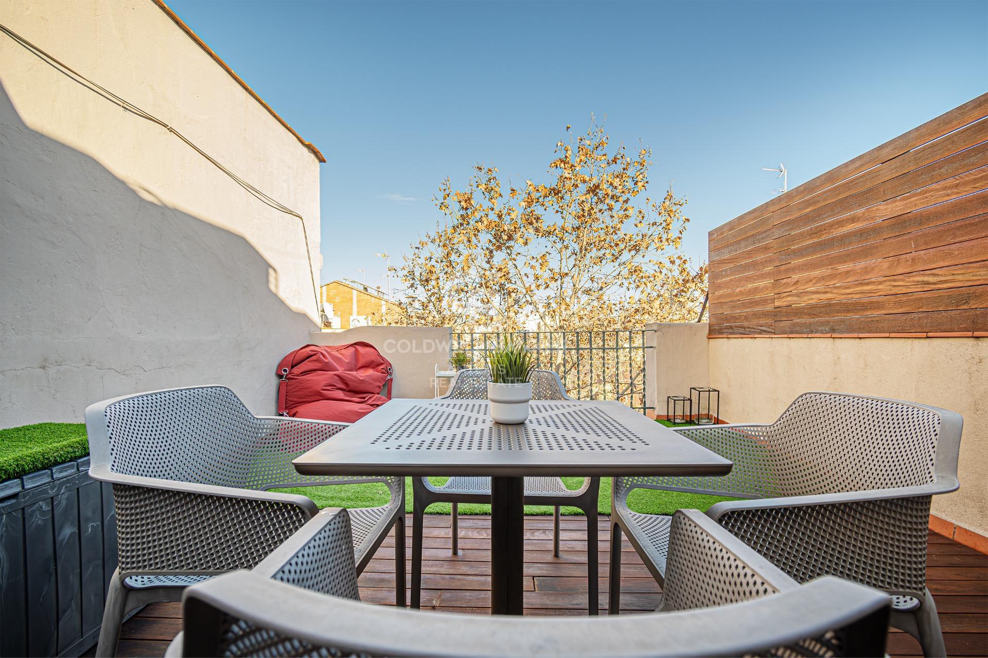 Wyjątkowe mieszkanie na poddaszu z prywatnym tarasem i nowoczesnym wystrojem