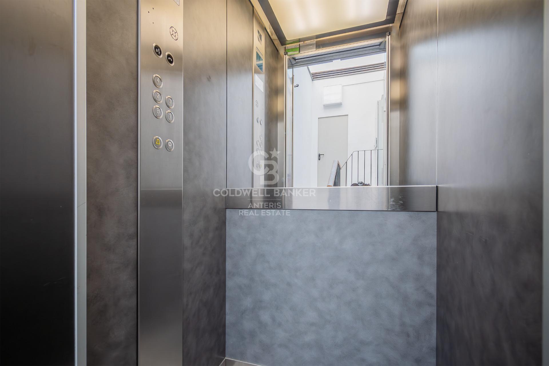 Wyjątkowe mieszkanie na poddaszu z prywatnym tarasem i nowoczesnym wystrojem