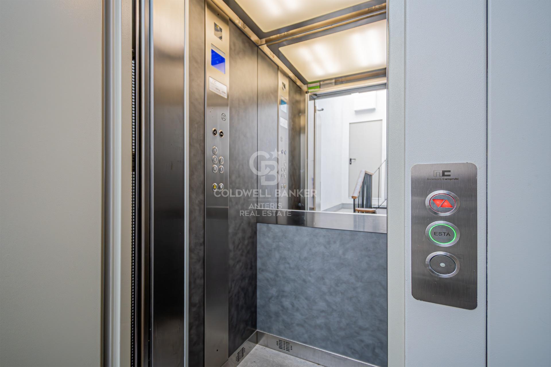 Wyjątkowe mieszkanie na poddaszu z prywatnym tarasem i nowoczesnym wystrojem