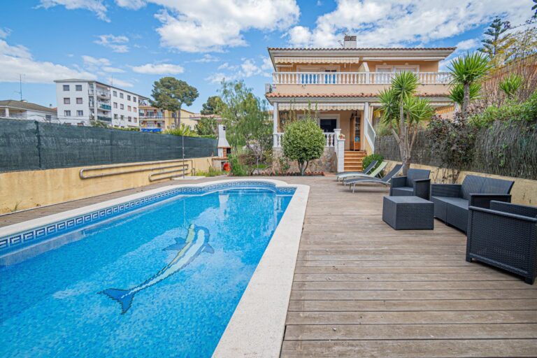 Exclusiva casa con piscina en costa dorada
