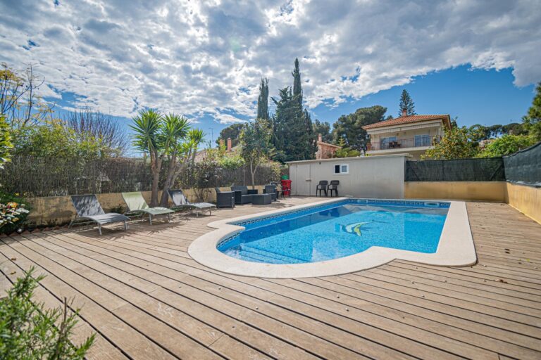 Exclusiva casa con piscina en costa dorada