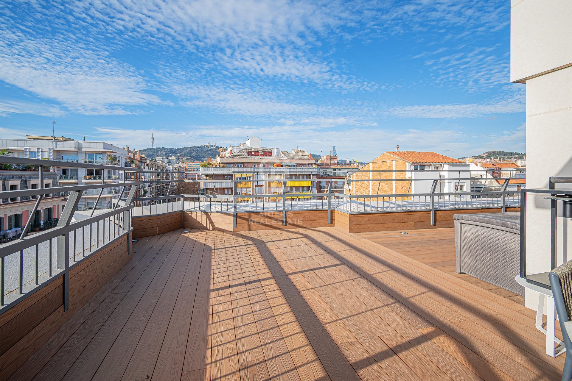 Modern penthouse with expansive terrace and stunning Barcelona city views