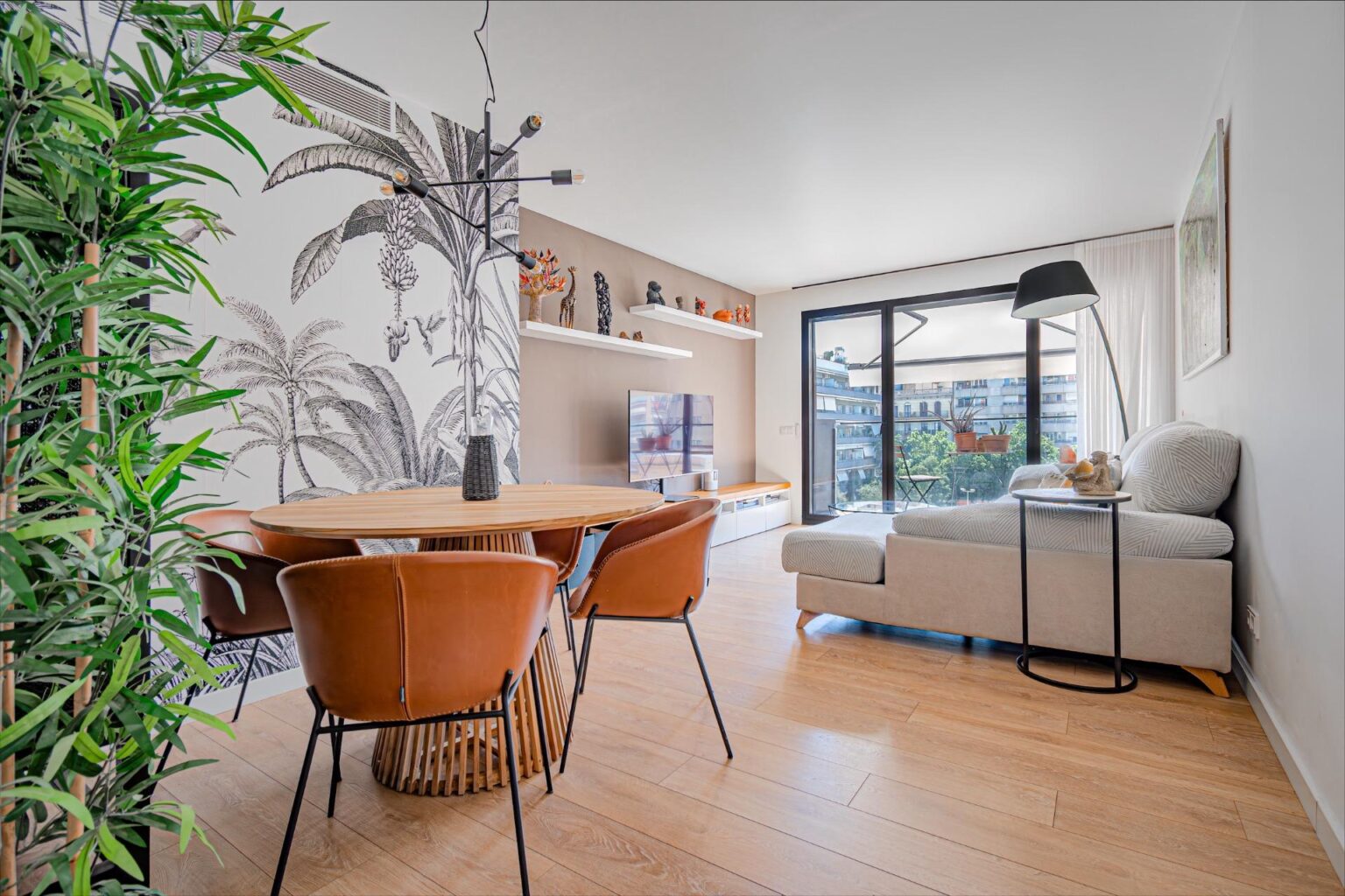 Bright, semi-new apartment with community pool