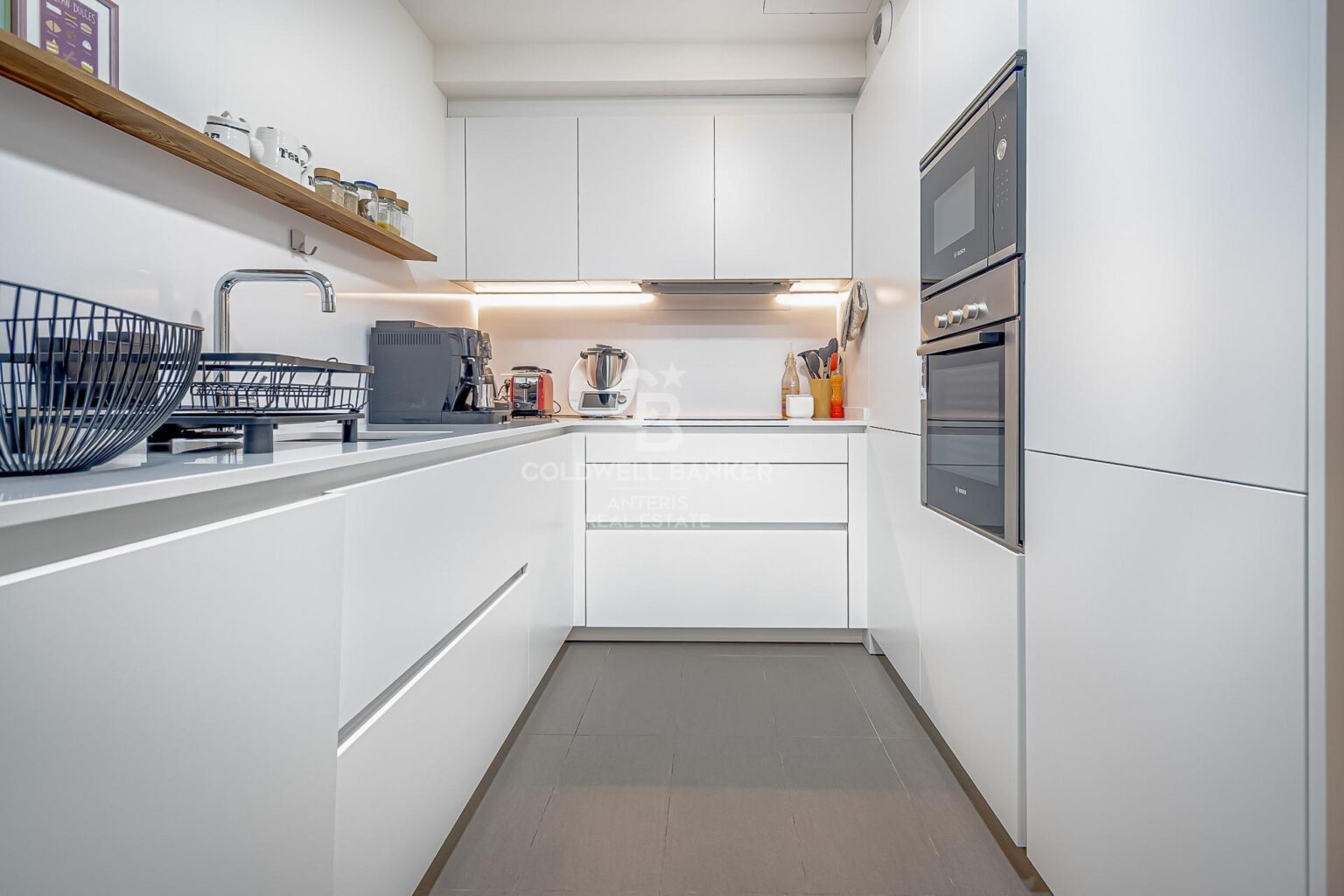 Bright, semi-new apartment with community pool