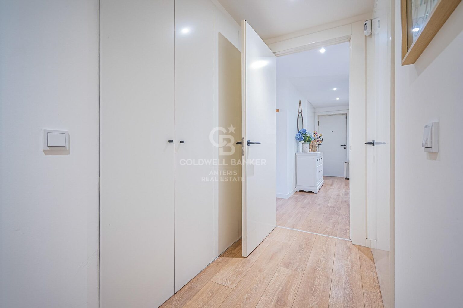 Bright, semi-new apartment with community pool