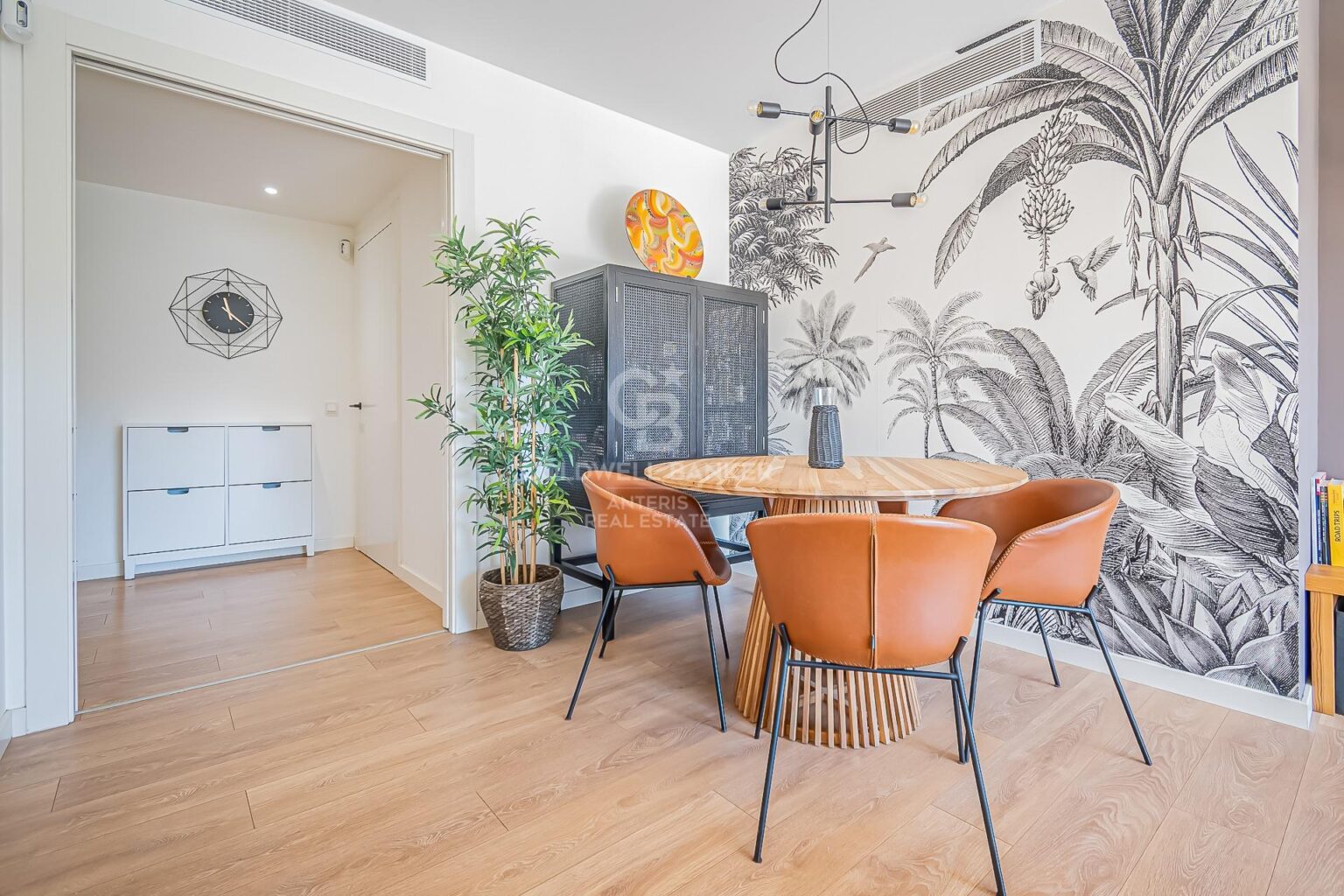 Bright, semi-new apartment with community pool