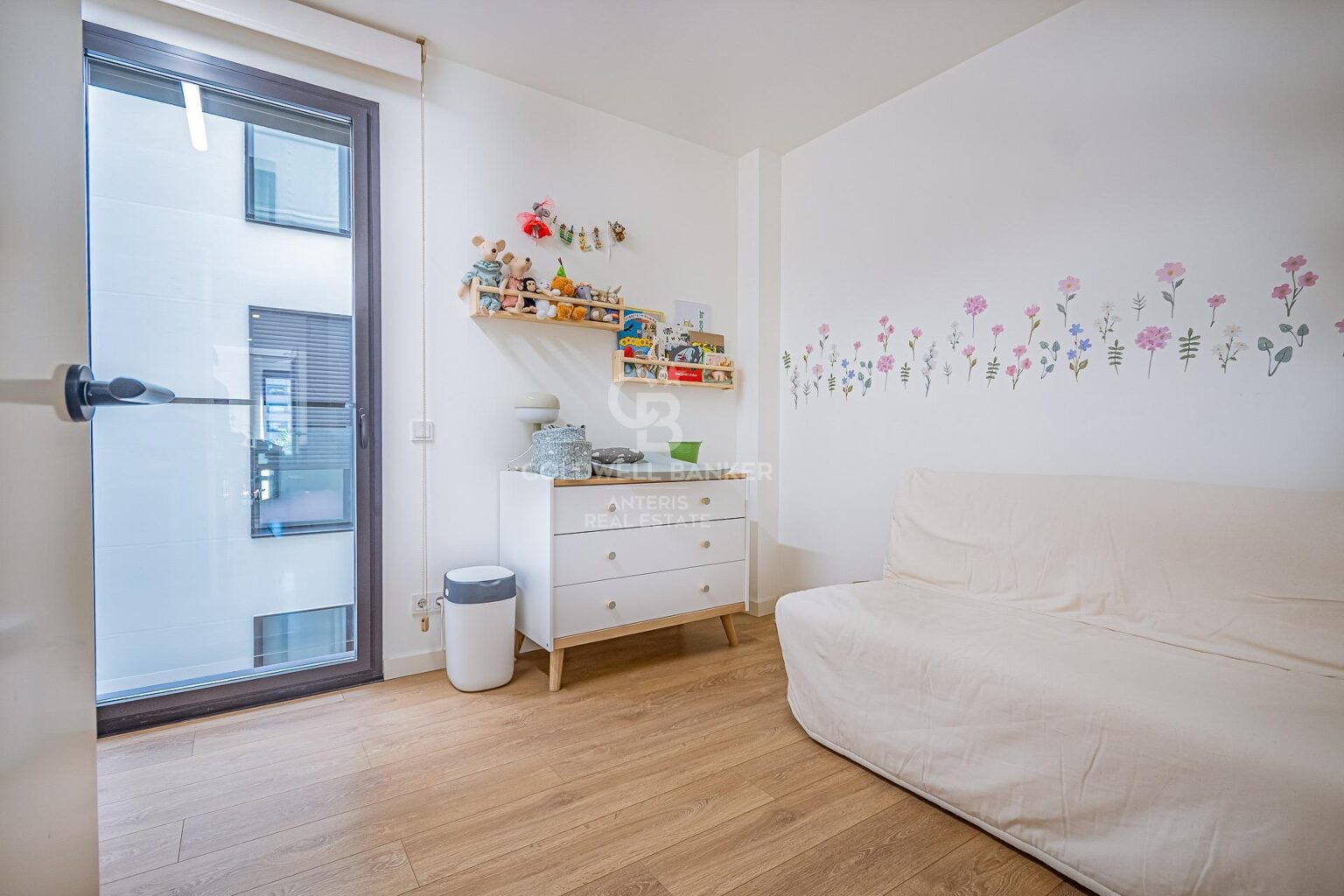 Bright, semi-new apartment with community pool