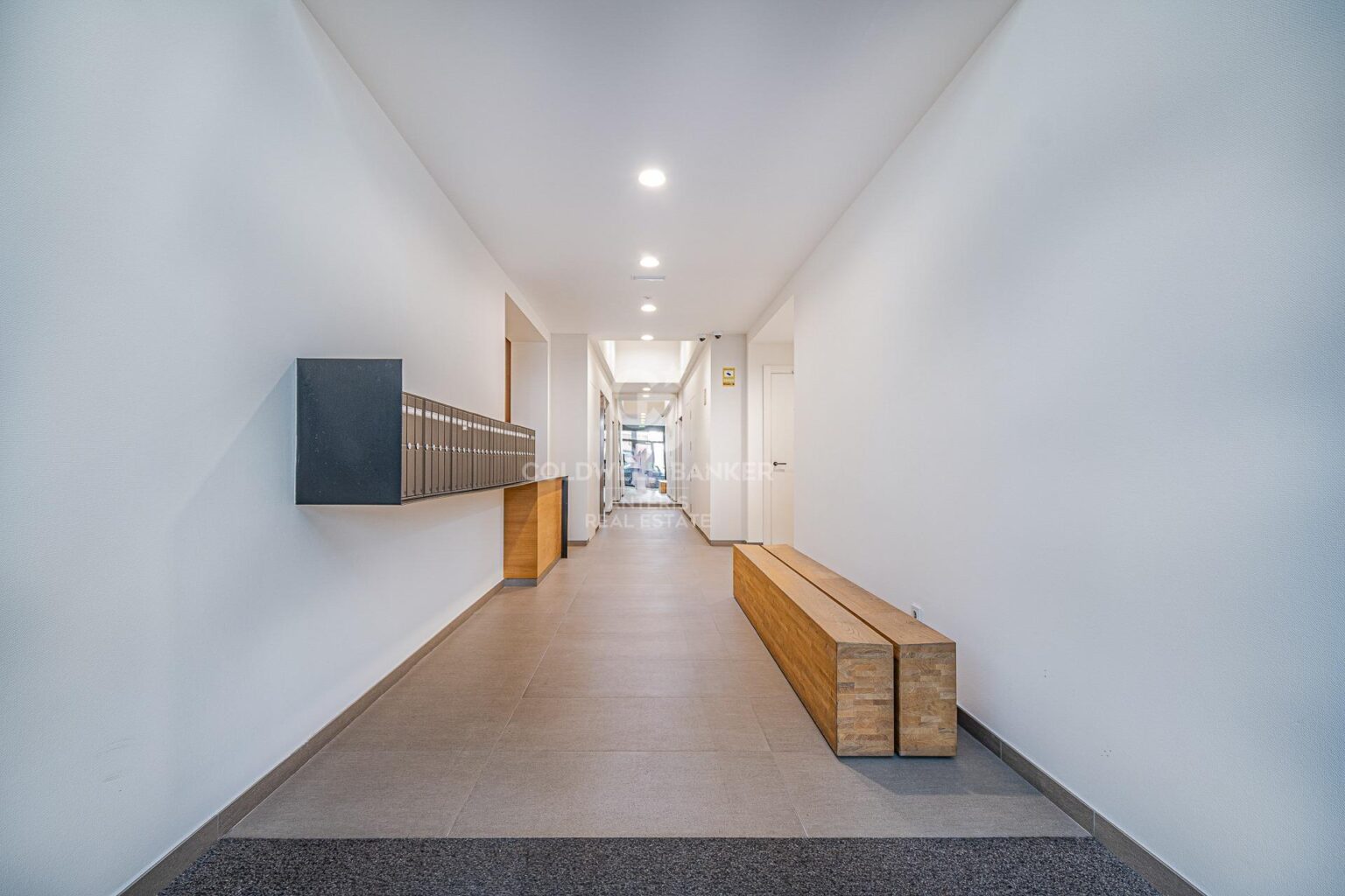 Bright, semi-new apartment with community pool