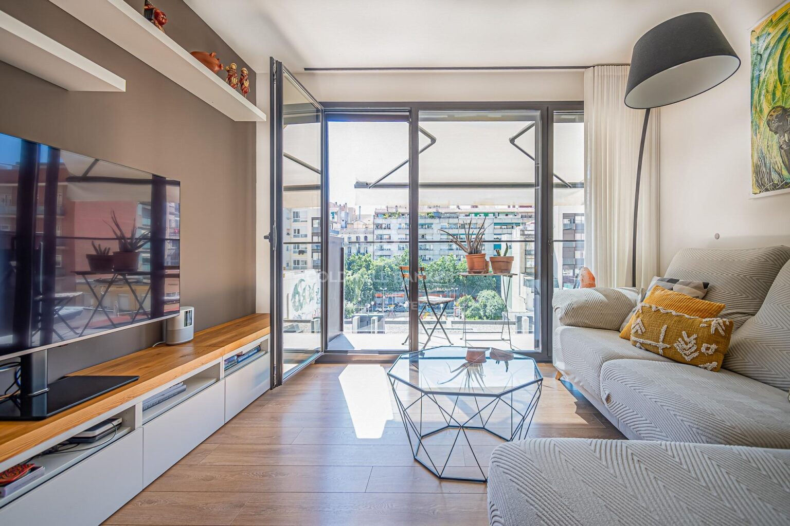 Bright, semi-new apartment with community pool