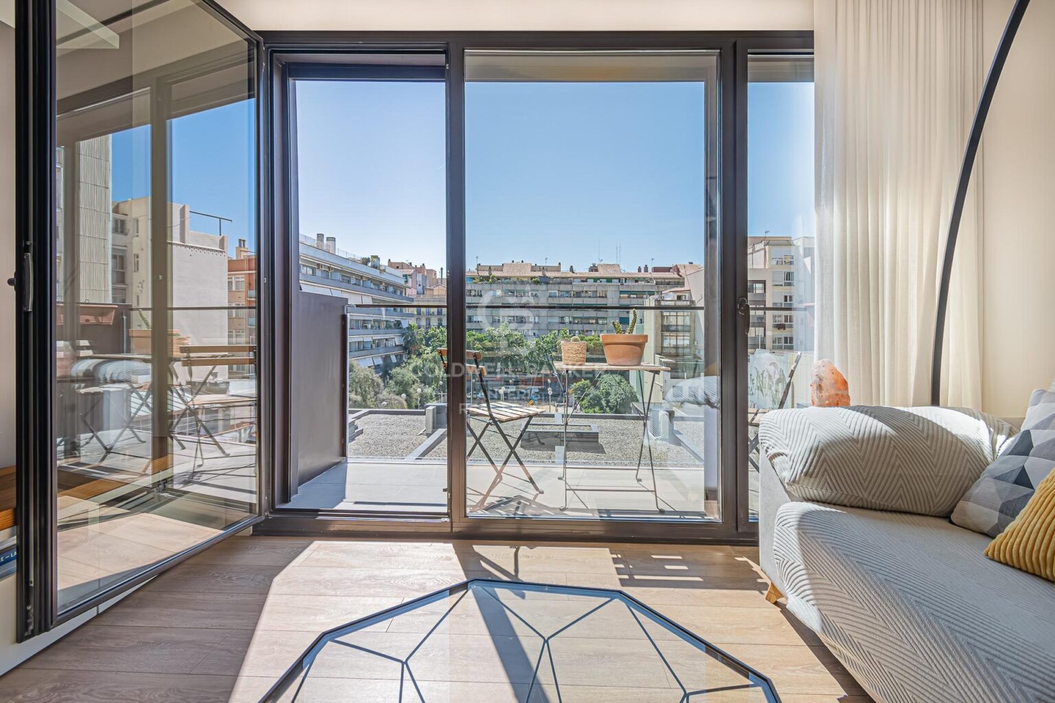 Bright, semi-new apartment with community pool