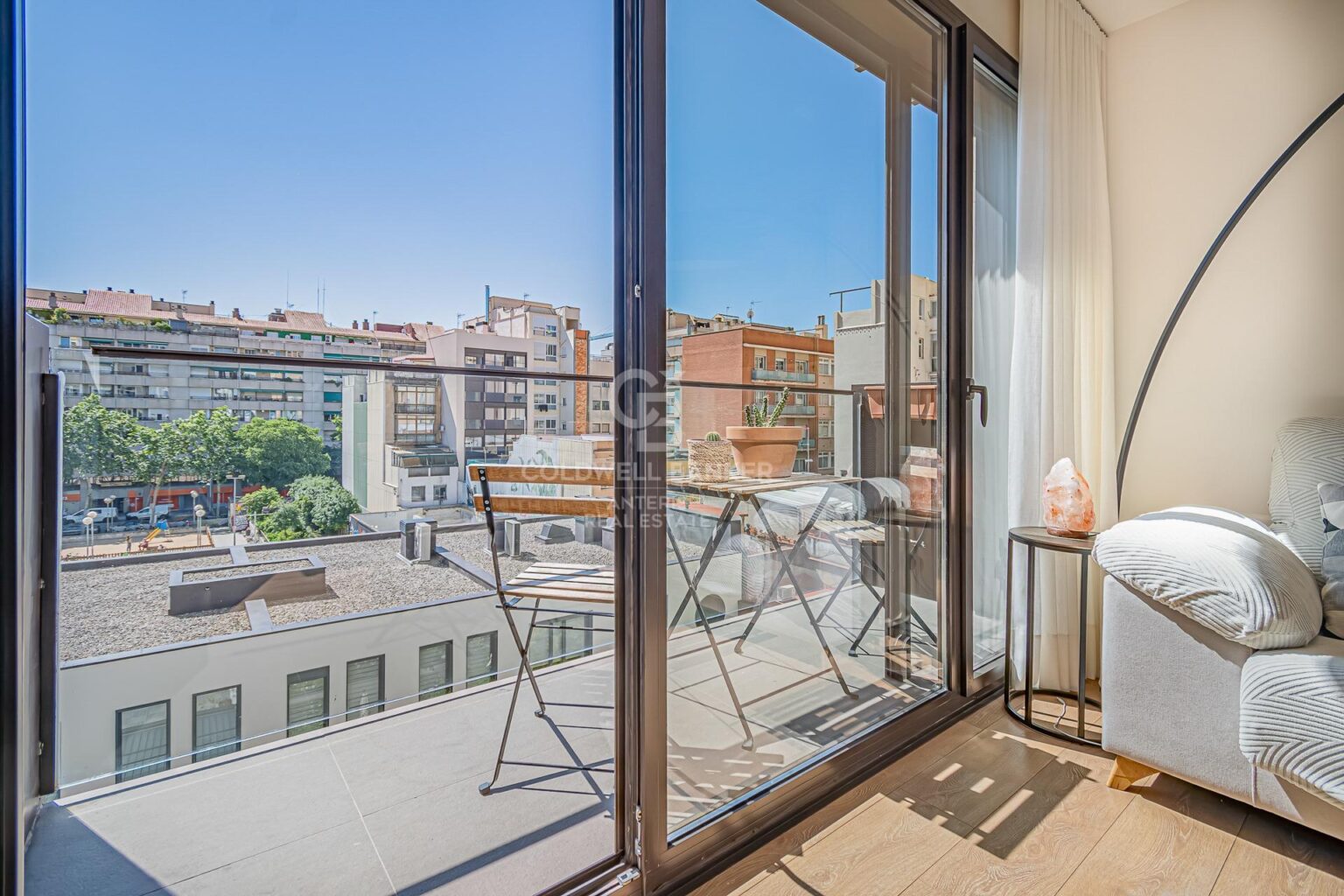 Bright, semi-new apartment with community pool