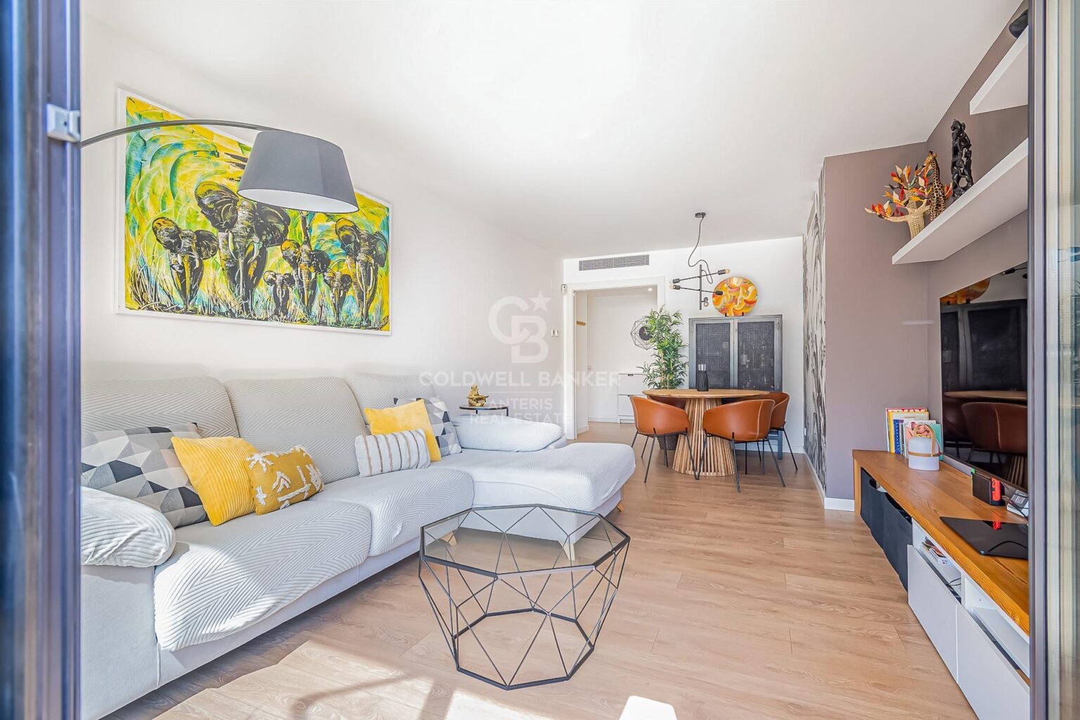 Bright, semi-new apartment with community pool