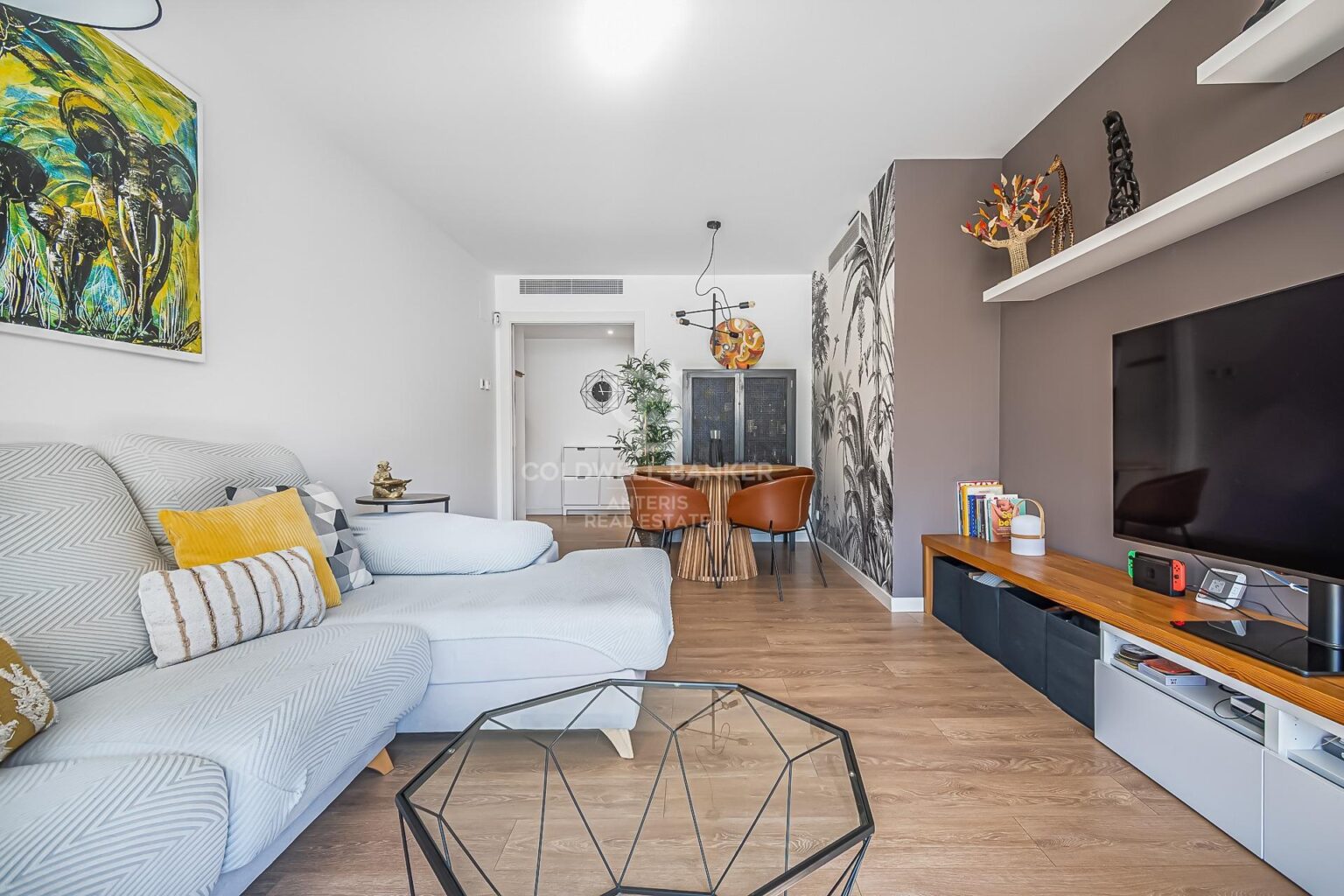 Bright, semi-new apartment with community pool