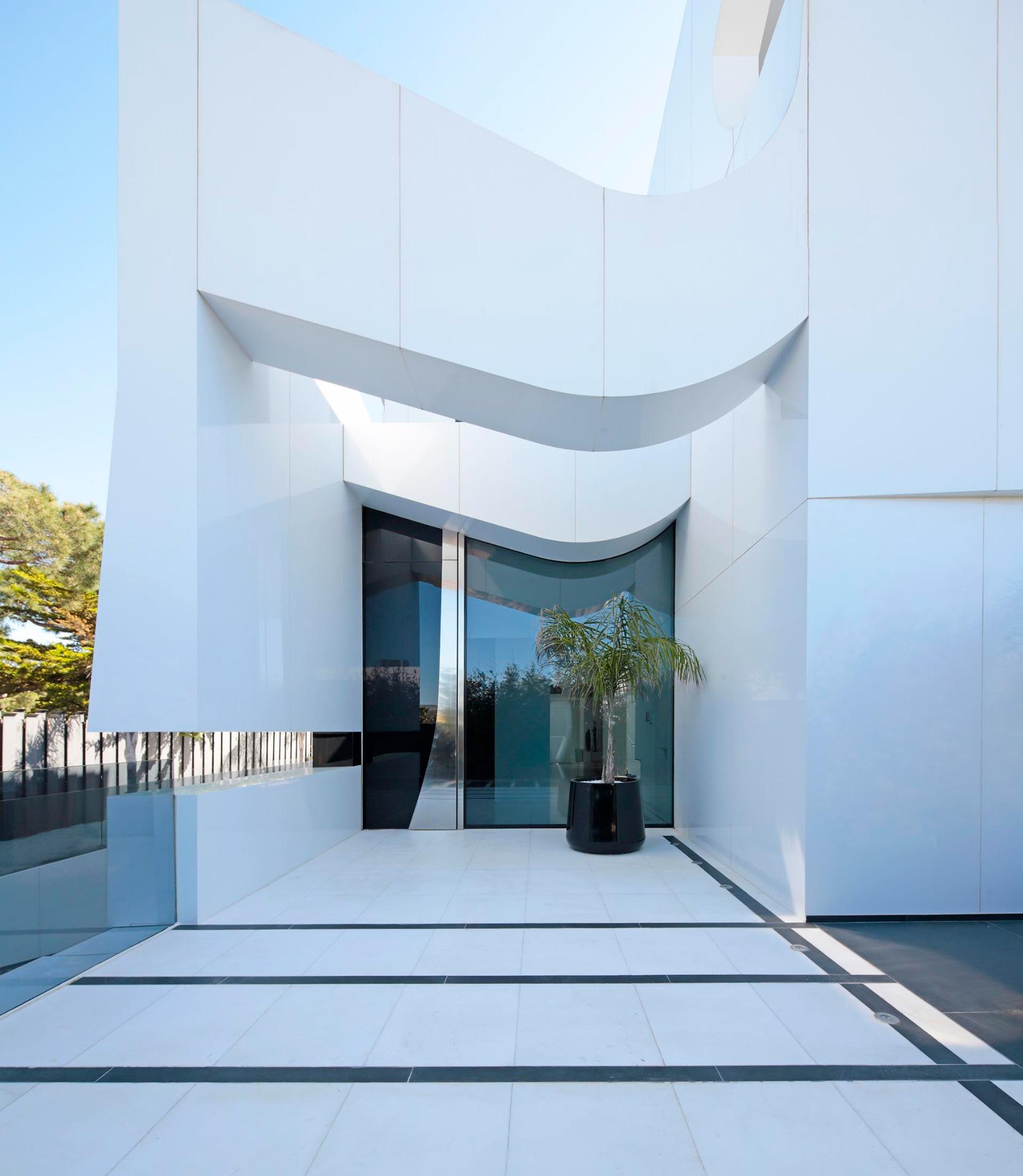 Luksusowa oaza przy plaży: Spektakularny diament architektury w Gava Mar