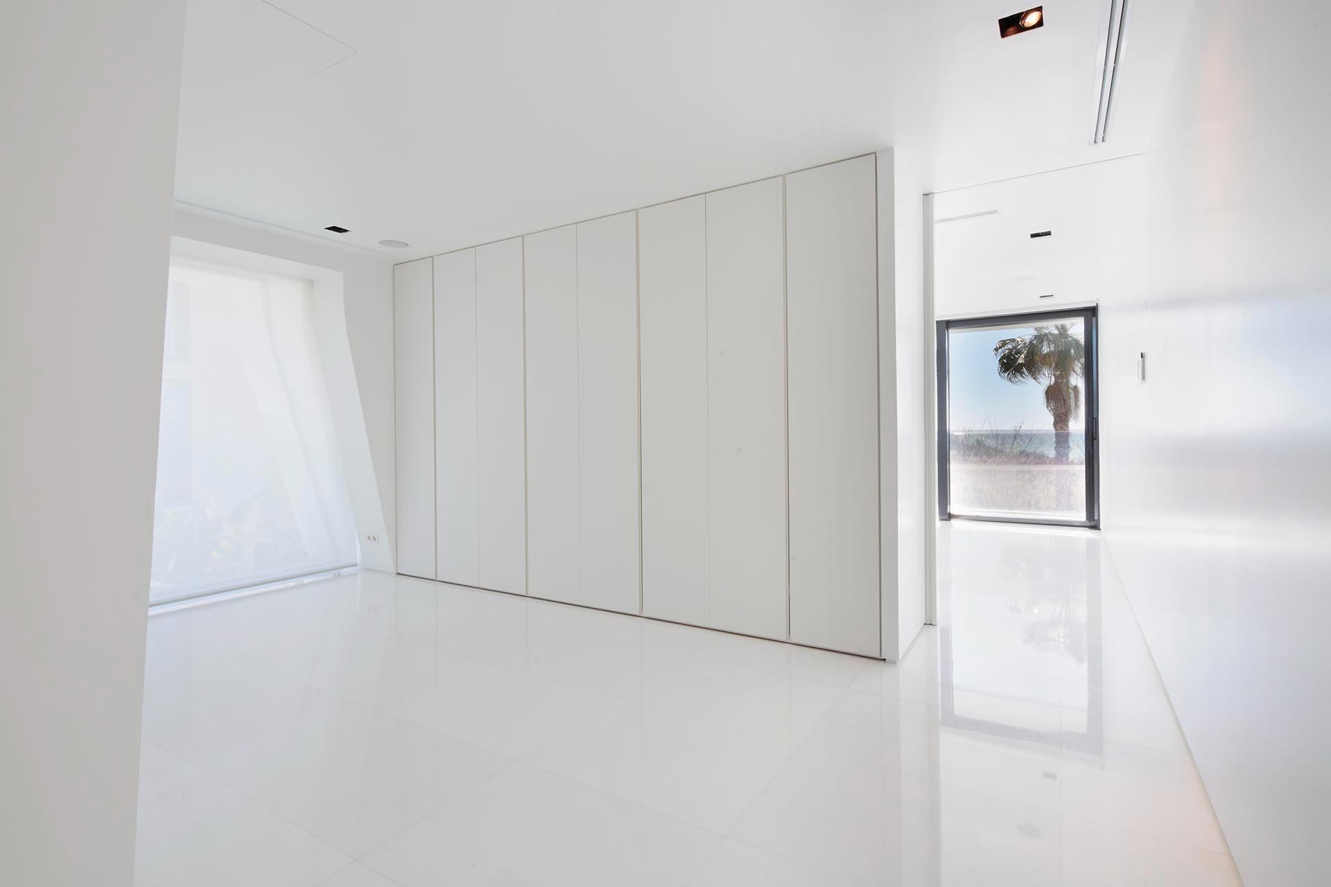 Luksusowa oaza przy plaży: Spektakularny diament architektury w Gava Mar