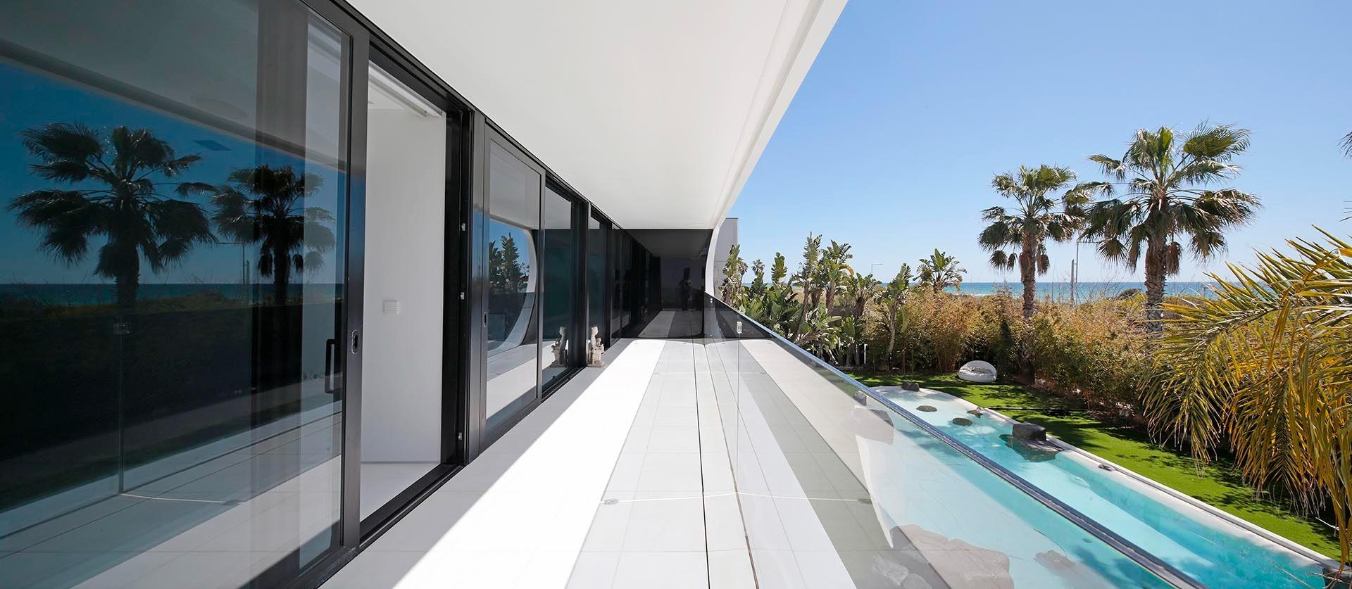 Luksusowa oaza przy plaży: Spektakularny diament architektury w Gava Mar