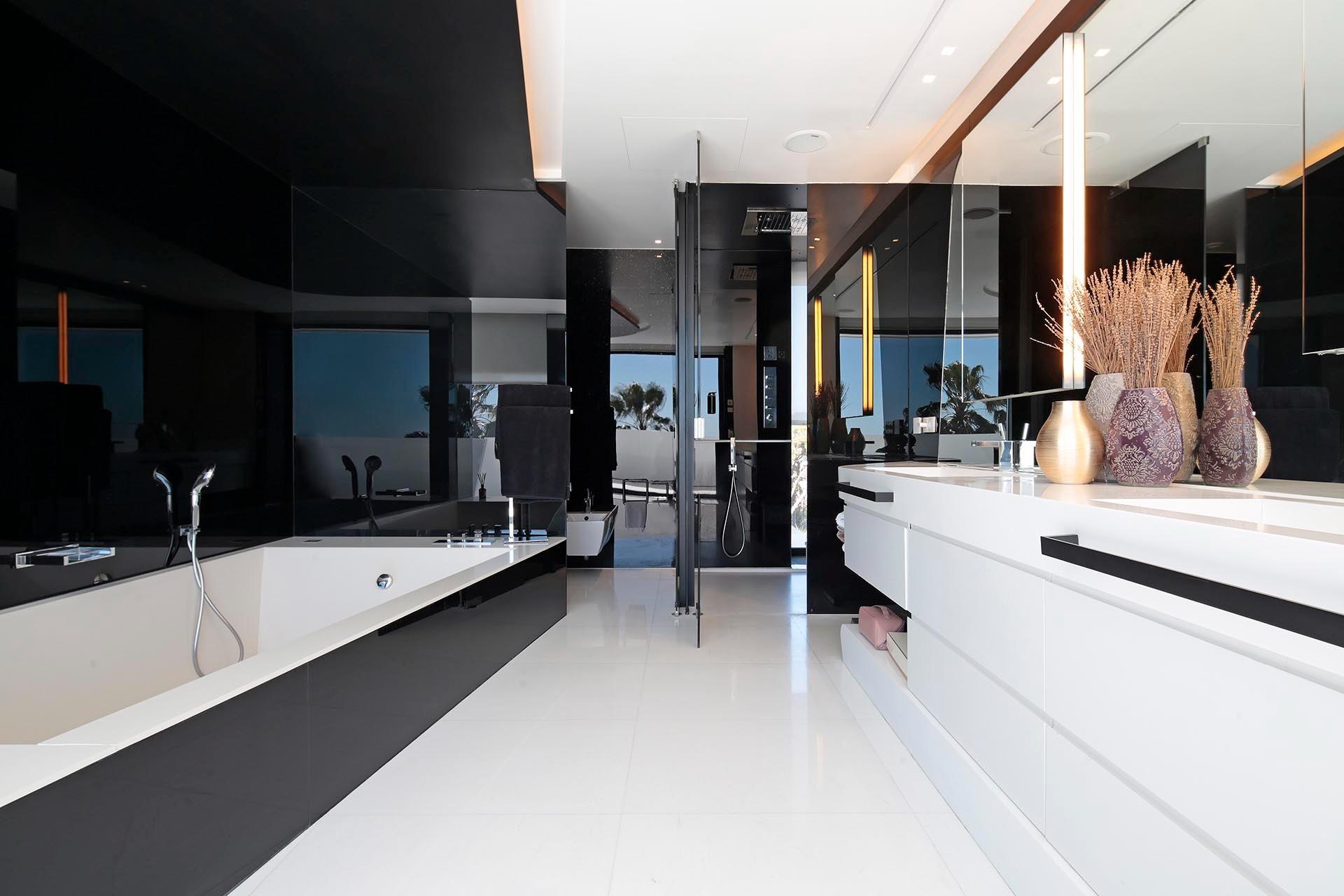 Luksusowa oaza przy plaży: Spektakularny diament architektury w Gava Mar