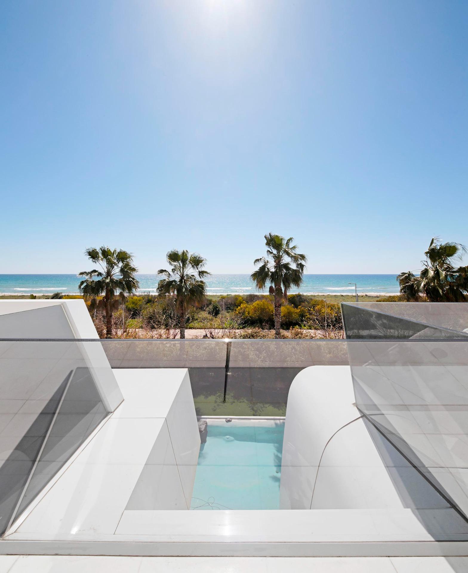 Luksusowa oaza przy plaży: Spektakularny diament architektury w Gava Mar