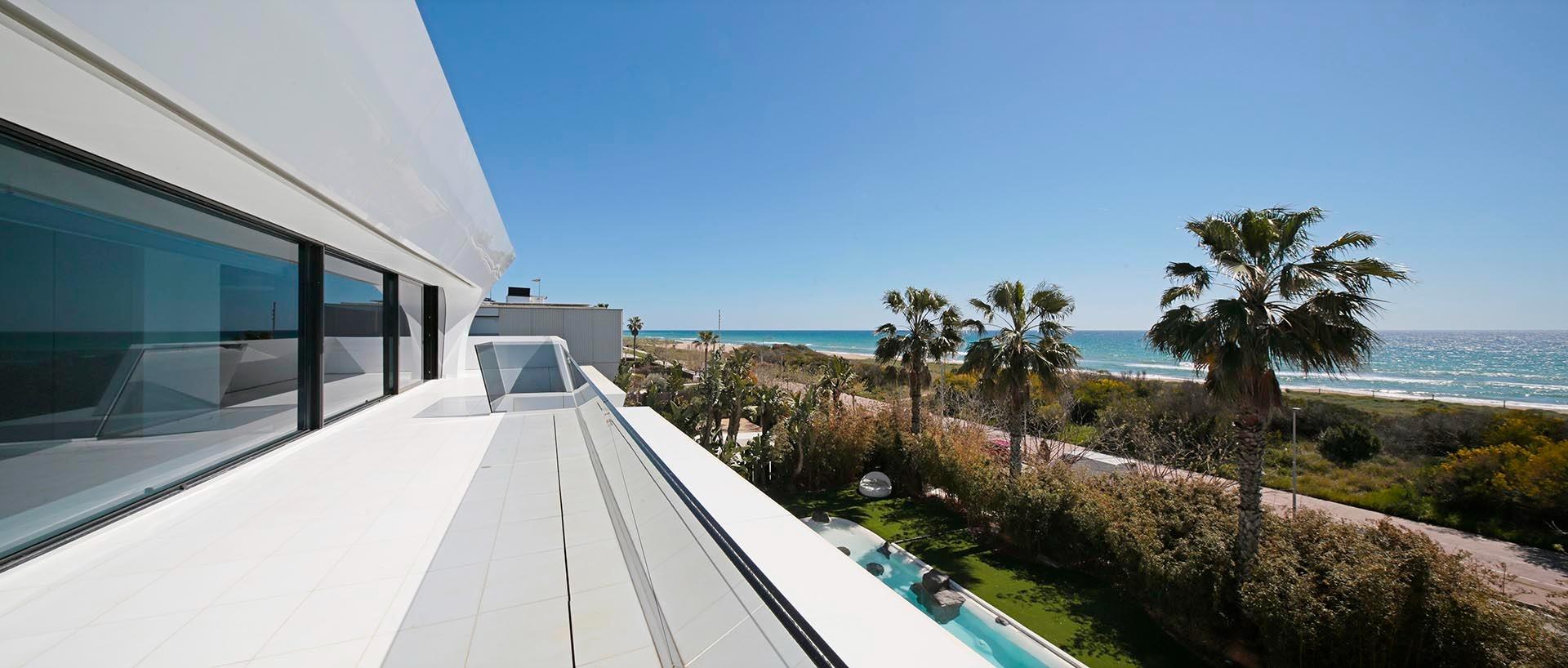 Luksusowa oaza przy plaży: Spektakularny diament architektury w Gava Mar