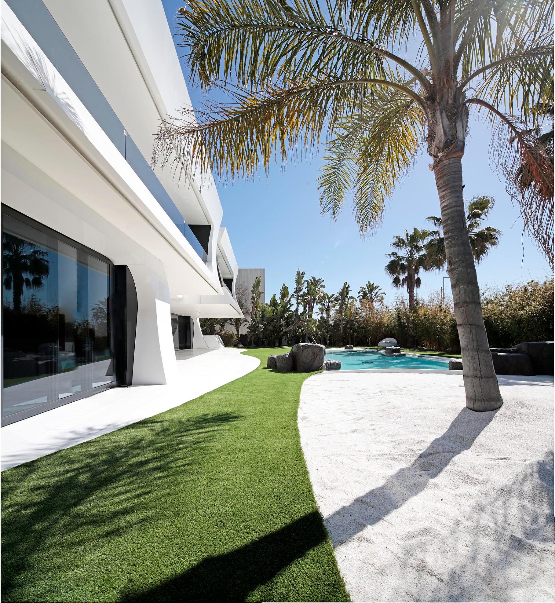 Luksusowa oaza przy plaży: Spektakularny diament architektury w Gava Mar