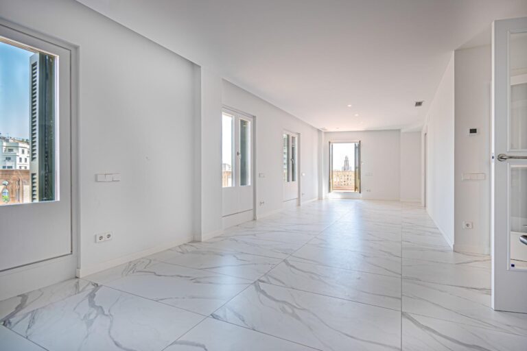 Ekskluzywny penthouse z przestronnym tarasem w sercu Barcelony