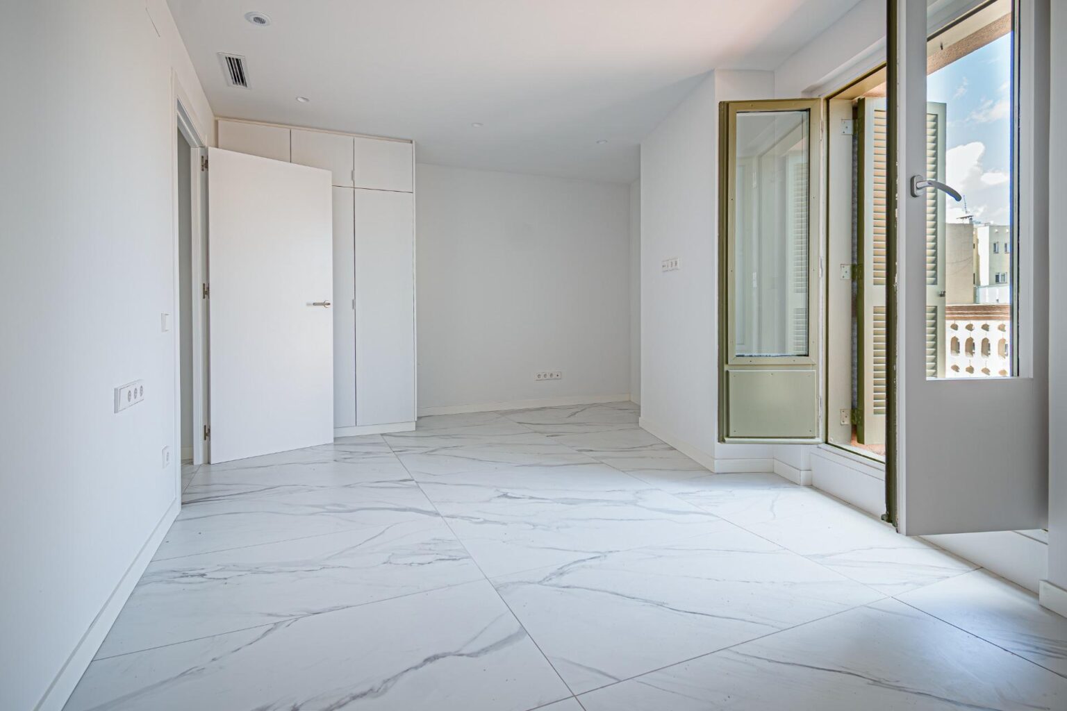 Ekskluzywny penthouse z przestronnym tarasem w sercu Barcelony