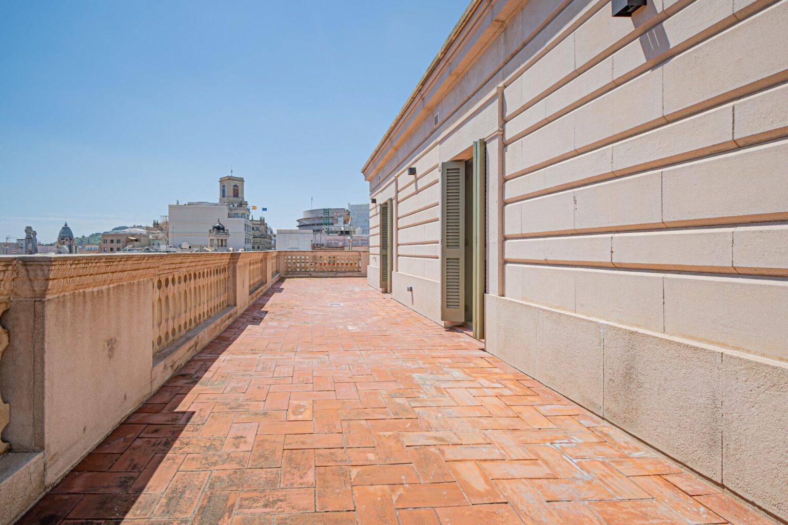 Ekskluzywny penthouse z przestronnym tarasem w sercu Barcelony