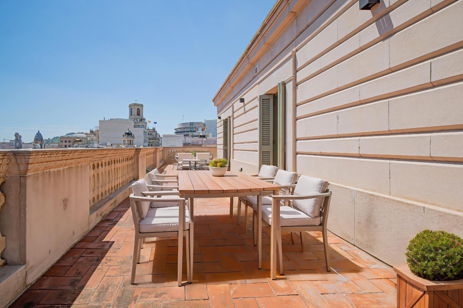 Ekskluzywny penthouse z przestronnym tarasem w sercu Barcelony