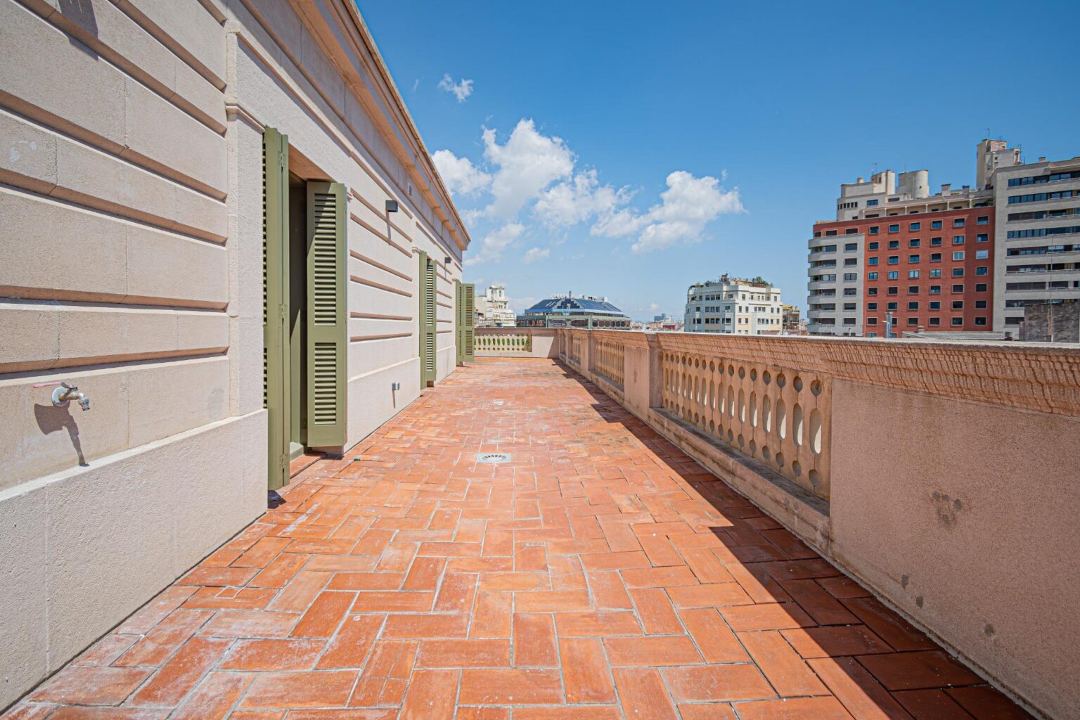 Ekskluzywny penthouse z przestronnym tarasem w sercu Barcelony
