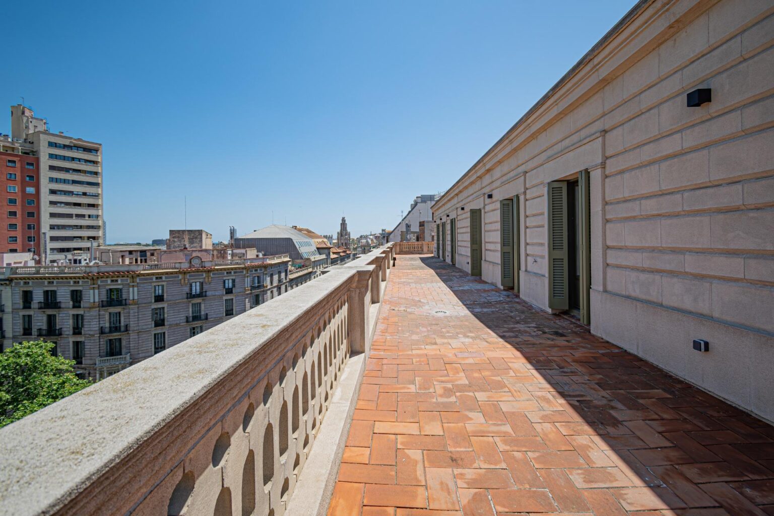 Ekskluzywny penthouse z przestronnym tarasem w sercu Barcelony