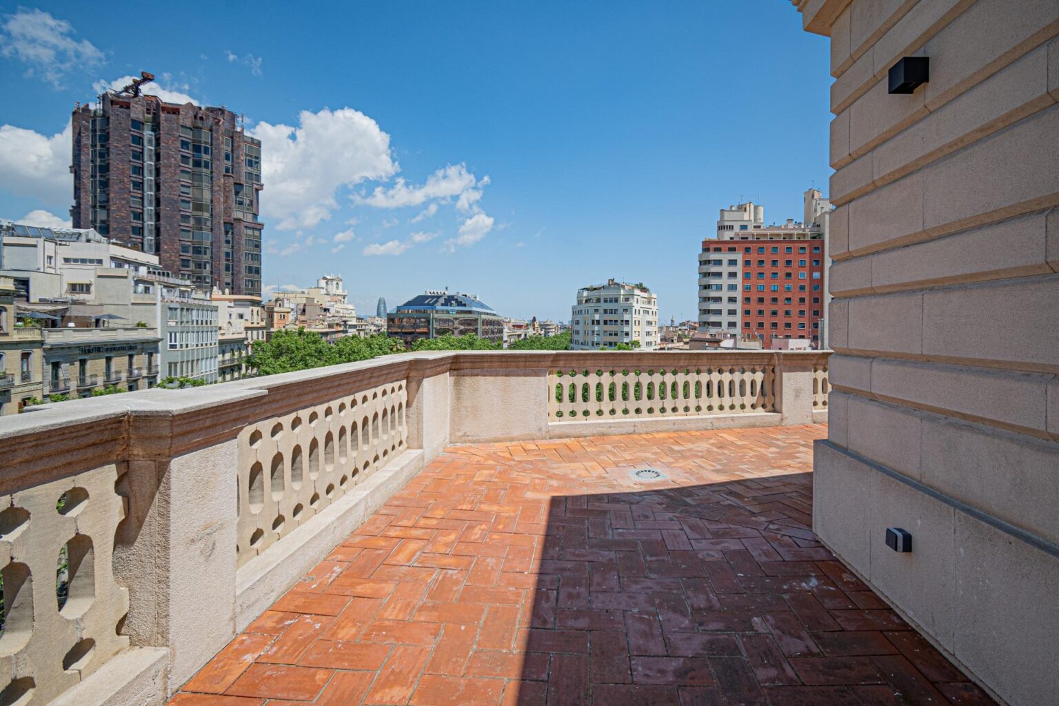 Ekskluzywny penthouse z przestronnym tarasem w sercu Barcelony