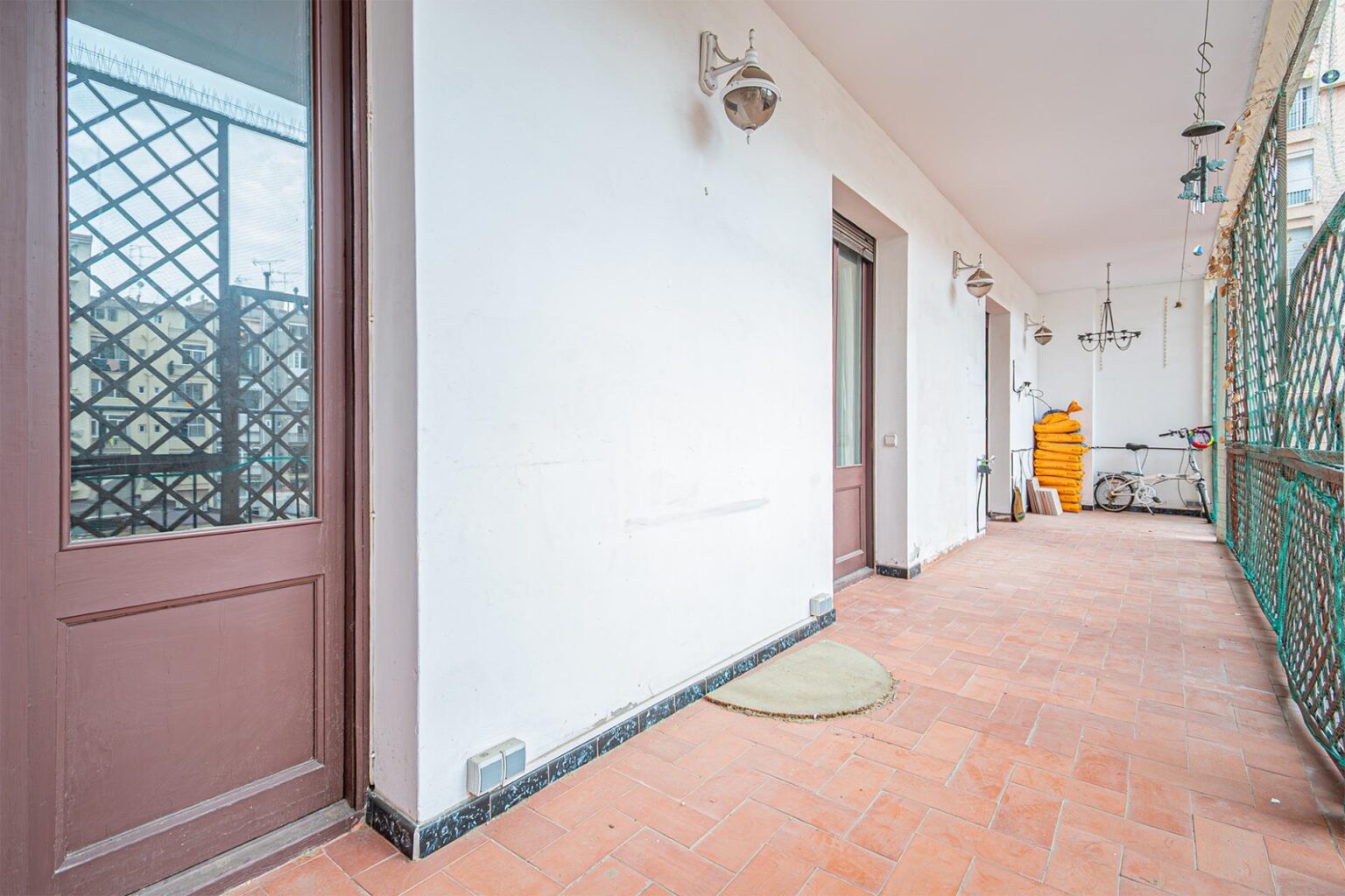 Amplio piso con terraza a actualizar cerca de Passeig Sant Joan