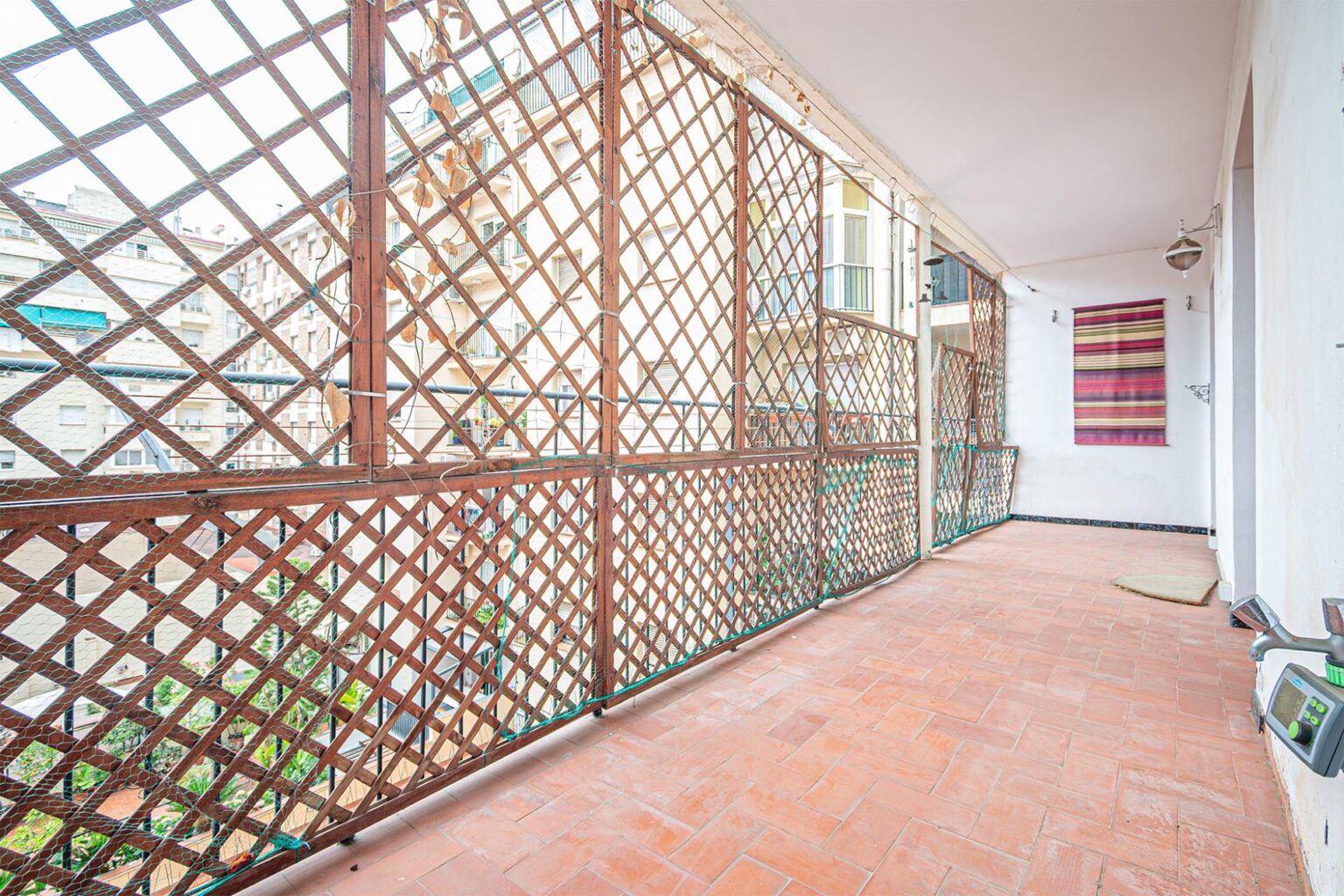 Amplio piso con terraza a actualizar cerca de Passeig Sant Joan