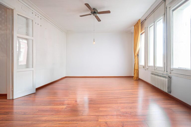 Spacious apartment with great potential near Passeig Sant Joan