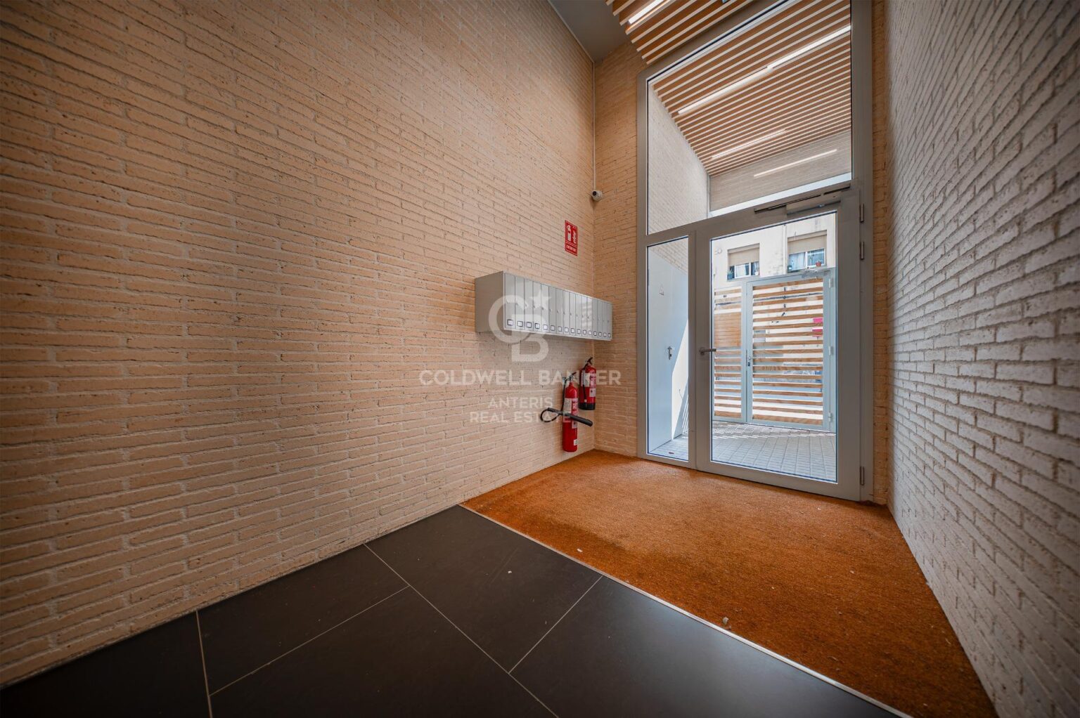 Piso luminoso en edificio sostenible