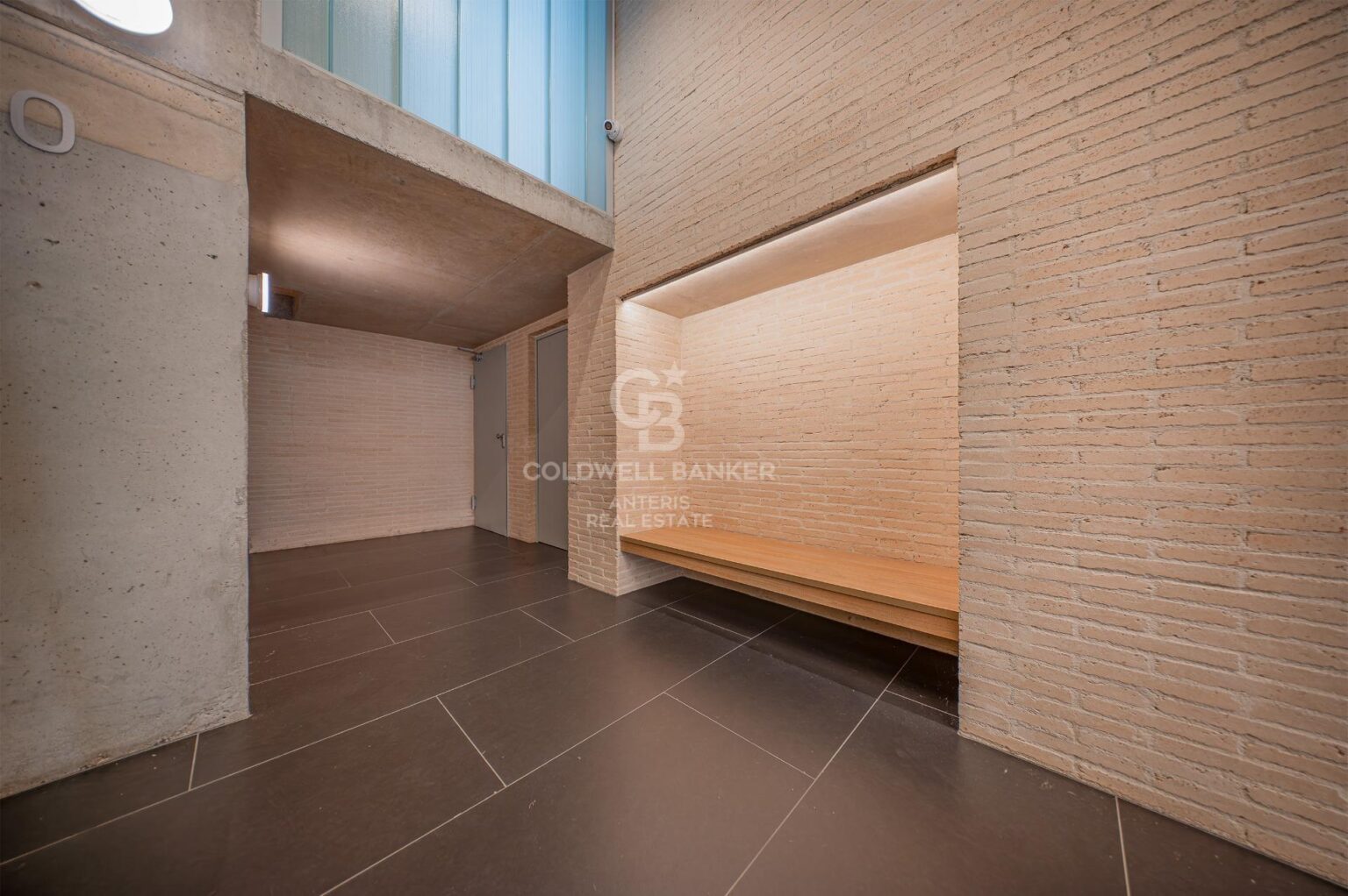 Piso luminoso en edificio sostenible