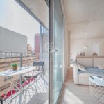 Piso luminoso en edificio sostenible