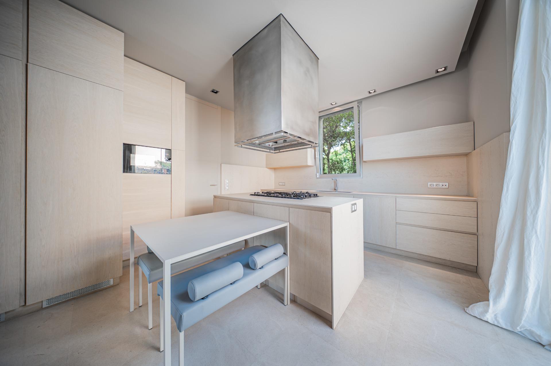 Exclusiva casa de autor en primera línea de mar en Gavà Mar