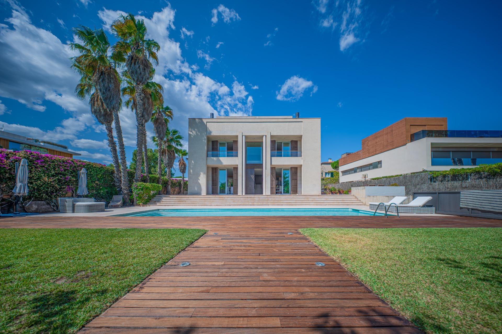 Exclusiva casa de autor en primera línea de mar en Gavà Mar