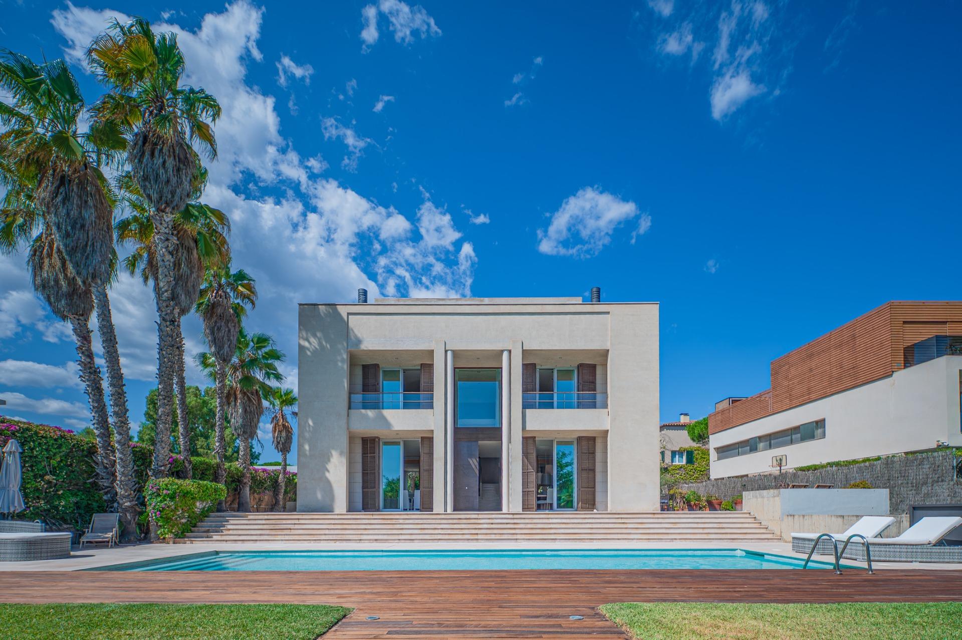 Exclusiva casa de autor en primera línea de mar en Gavà Mar