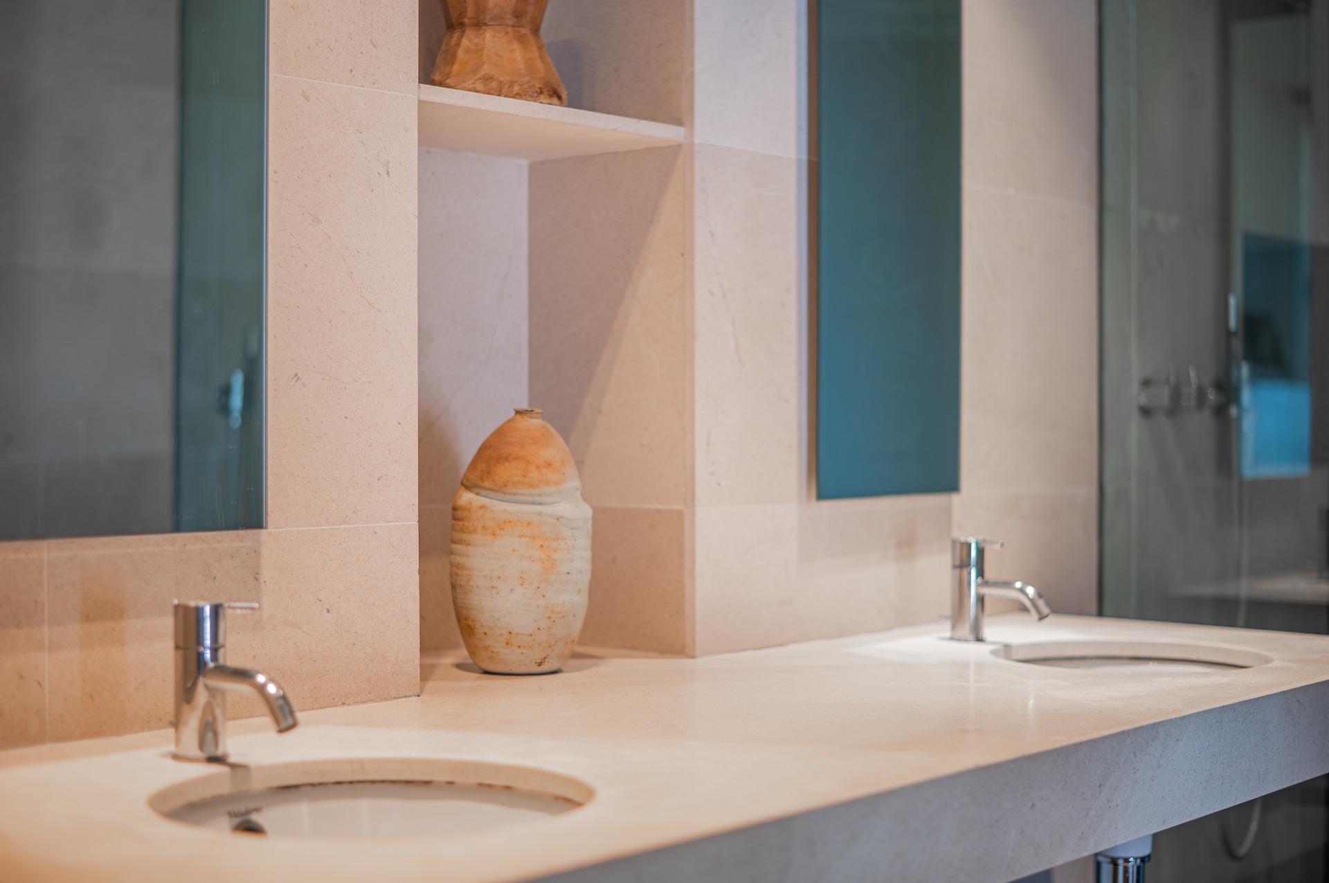 Exclusiva casa de autor en primera línea de mar en Gavà Mar